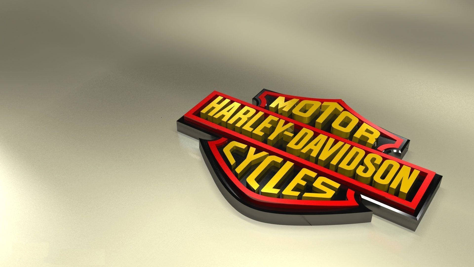Harley 桌布 壁紙 — 一個3D渲染的Harley-Davidson標誌，帶有粗體黃色文字和紅色輪廓，在柔和光線下放置在光滑的米色表面上。