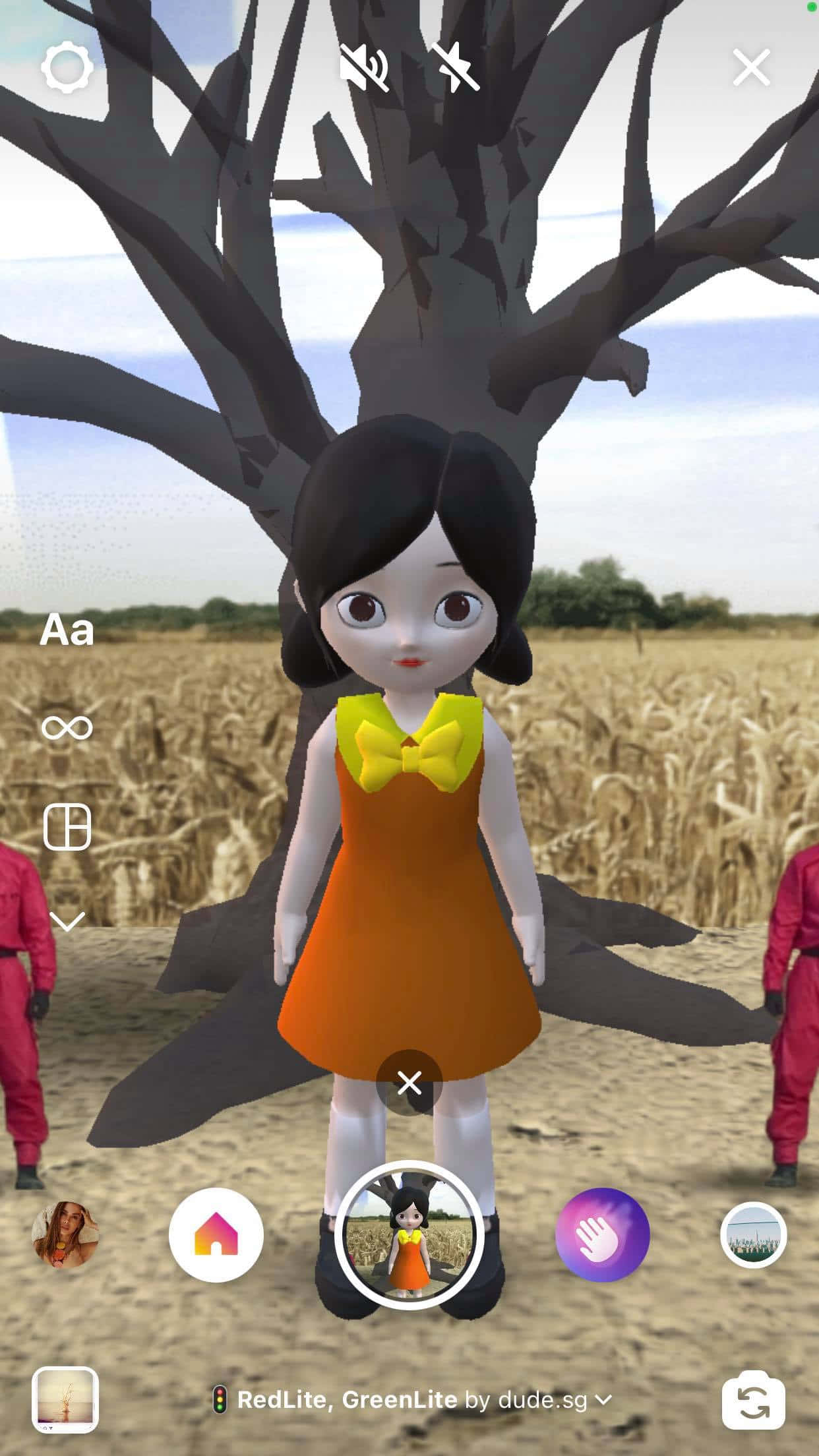 Squid Game 桌布 壁紙 — 一個3D渲染的動漫女孩，穿著橙色連衣裙，繫著黃色蝴蝶結，站在乾燥田野中的一棵光禿禿的樹下。