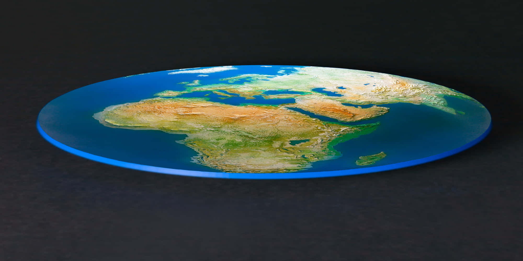 Flat Earth 桌布 壁紙 — 一個3D渲染的地球儀，帶有詳細的大陸和海洋，在工作室燈光下放置在深色表面上。