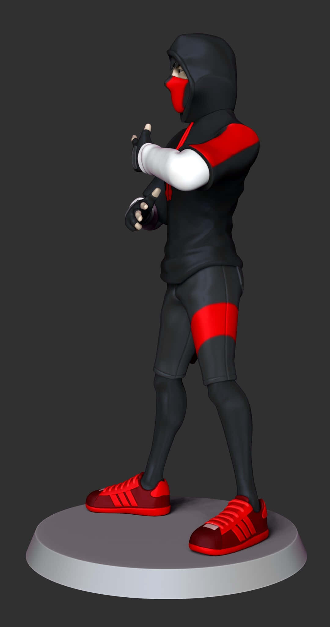 Fortnite Ikonik Skin 桌布 壁紙 — 一個3D渲染的忍者公仔，身穿黑色和紅色裝備，站在深灰色背景前的基座上。