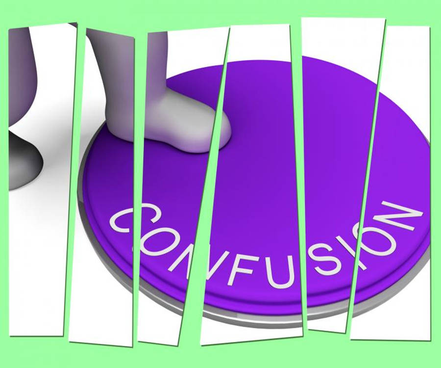Confused 桌布 壁紙 — 一個3D渲染的腳站在一個標有confusion的紫色按鈕上，背景是淺綠色。