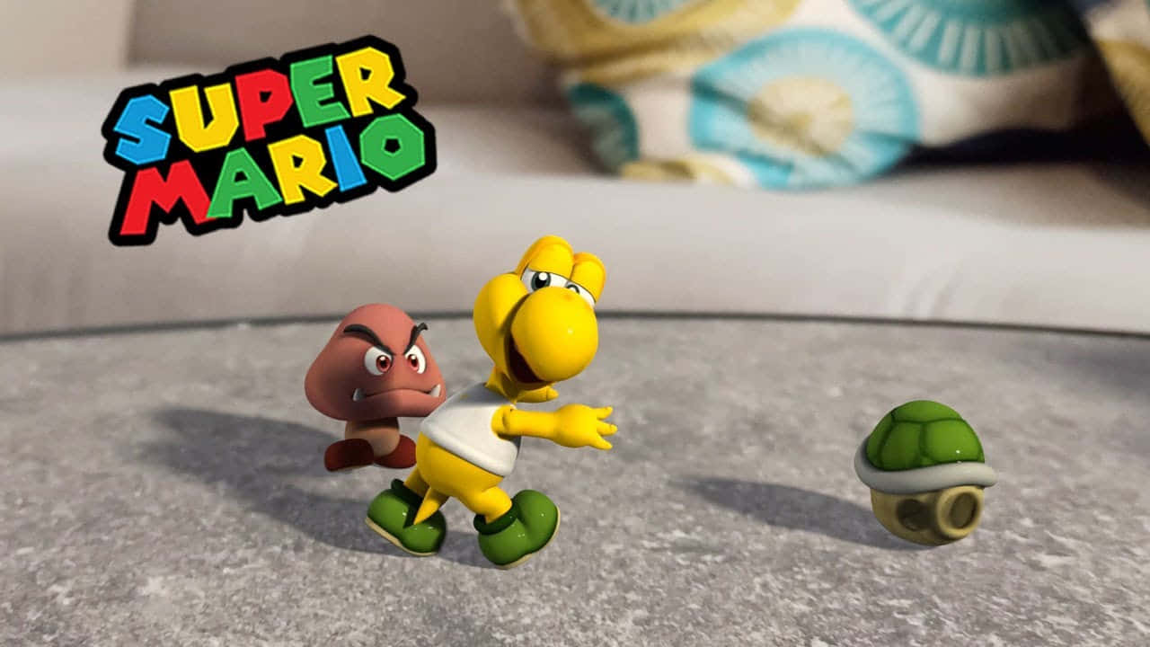 Koopa Troopa 桌布 壁紙 — 一個3D渲染的超級瑪利歐角色在灰色地板靠近沙發處從一個Goomba和一個龜殼逃跑。
