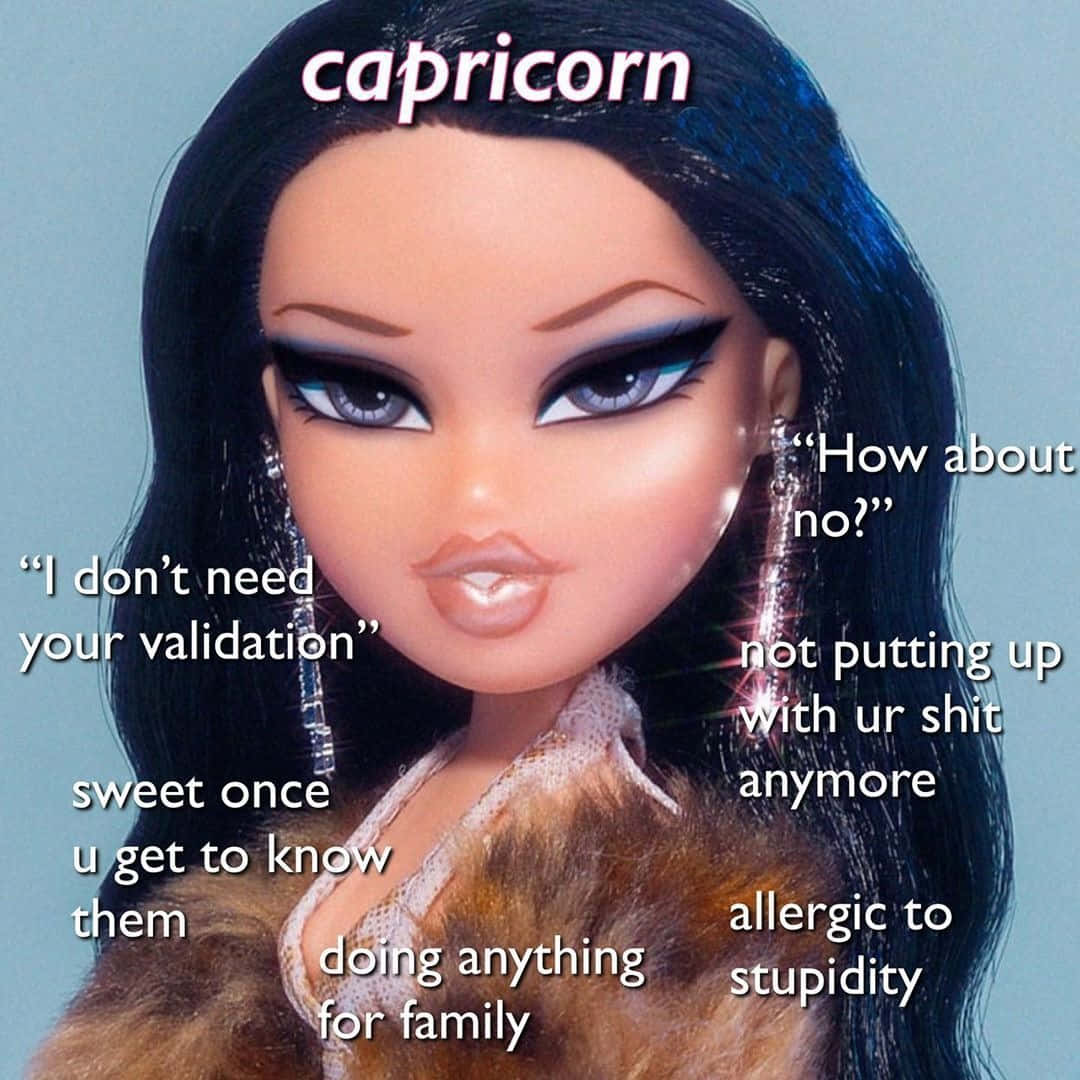 Capricorn Aesthetic 桌布 壁紙 — 一個Bratz娃娃，妝容大膽，毛領，在藍色背景上展示摩羯座語錄。