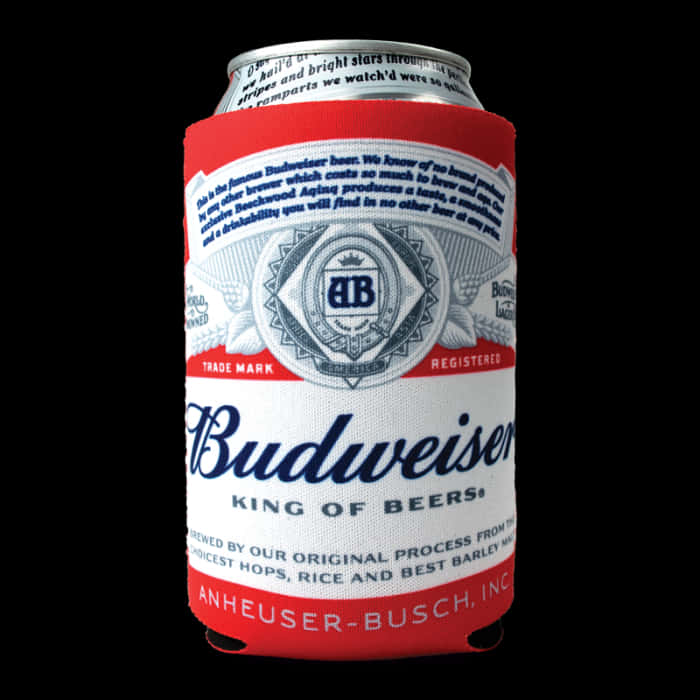 Beer 桌布 壁紙 — 一個Budweiser啤酒罐放在紅白品牌保冷套內，背景為黑色。