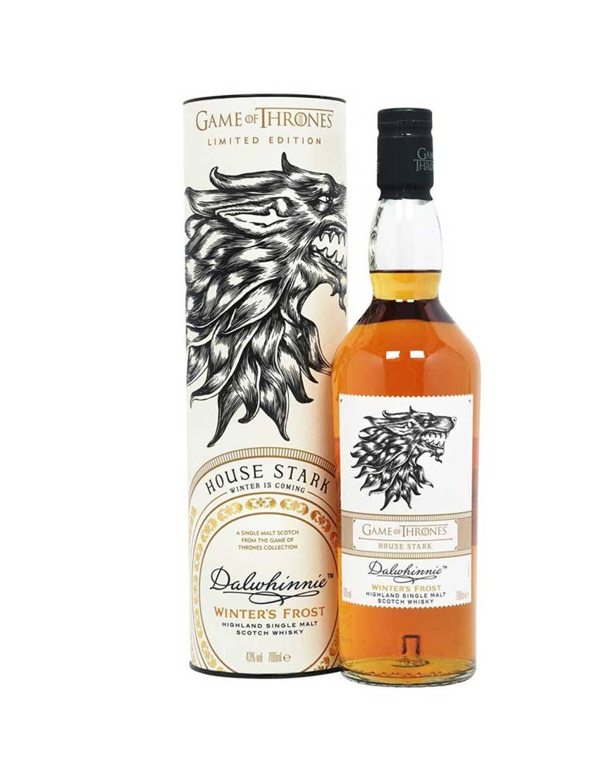 bottle 桌布 壁紙 — 一個Dalwhinnie威士忌酒瓶和管，上面有《權力遊戲》史塔克家族的黑色和白色冰原狼標誌，背景是乾淨的白色。