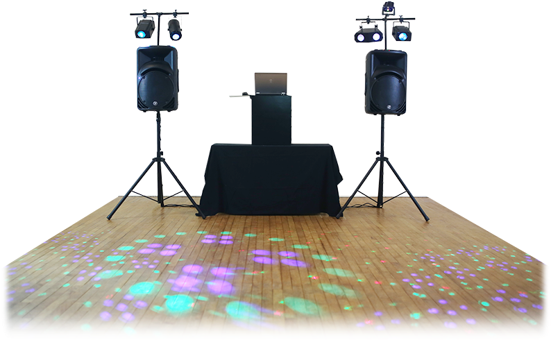 DJ 桌布 壁紙 — 一個DJ台，配有揚聲器和聚光燈，位於木製舞池上，被色彩繽紛的迪斯科燈光照亮。