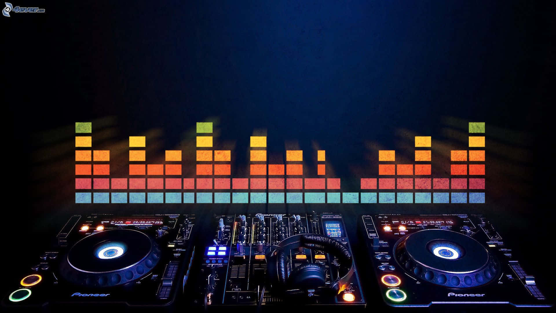 Music Player 桌布 壁紙 — 一個DJ設置，配有發光的Pioneer唱盤和一個在黑暗背景上充滿活力的彩虹均衡器條。