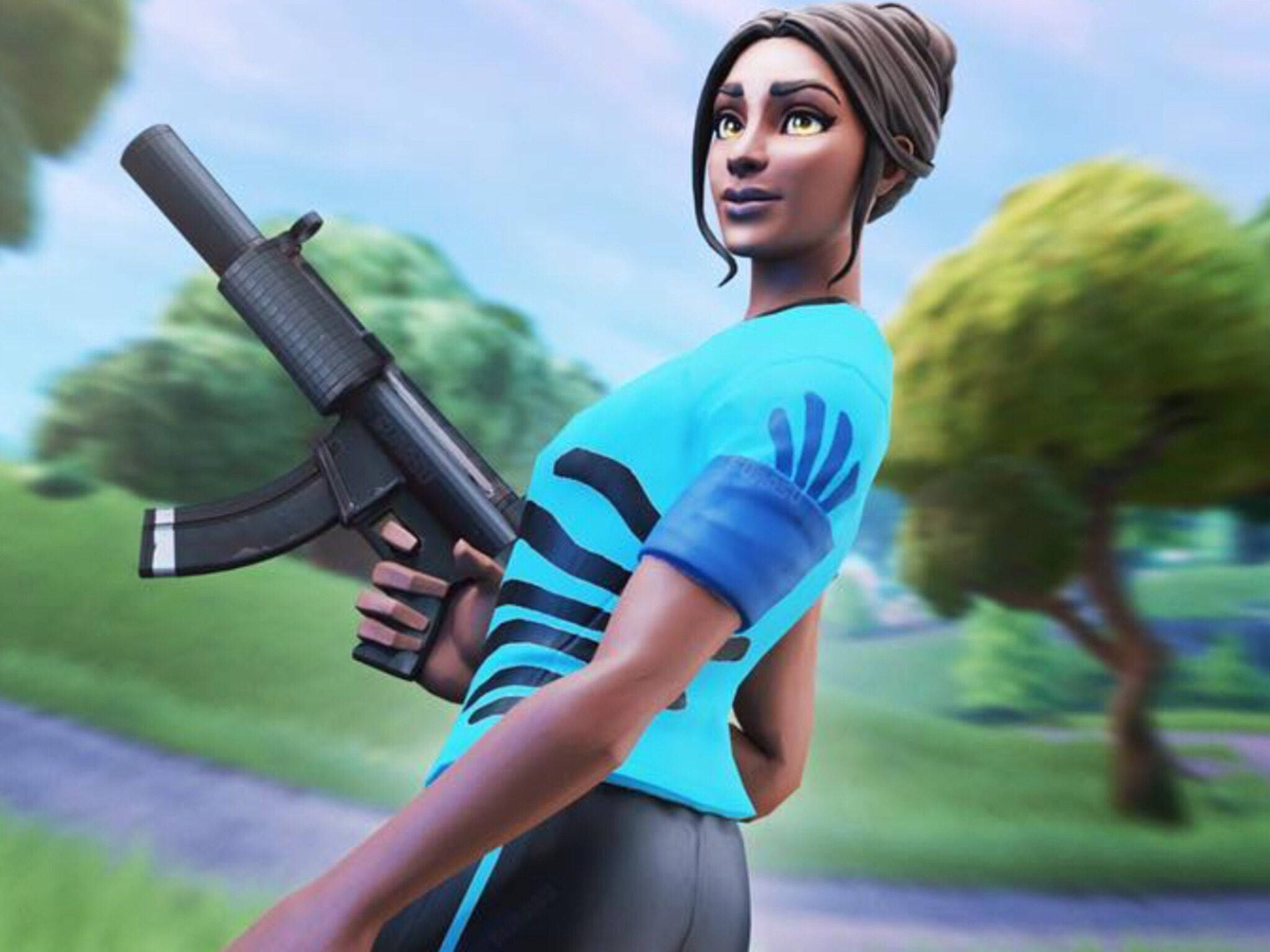 Fortnite 縮圖 桌布 壁紙 — 一個Fortnite角色，眼睛發光，在明亮的戶外環境中手持衝鋒槍。
