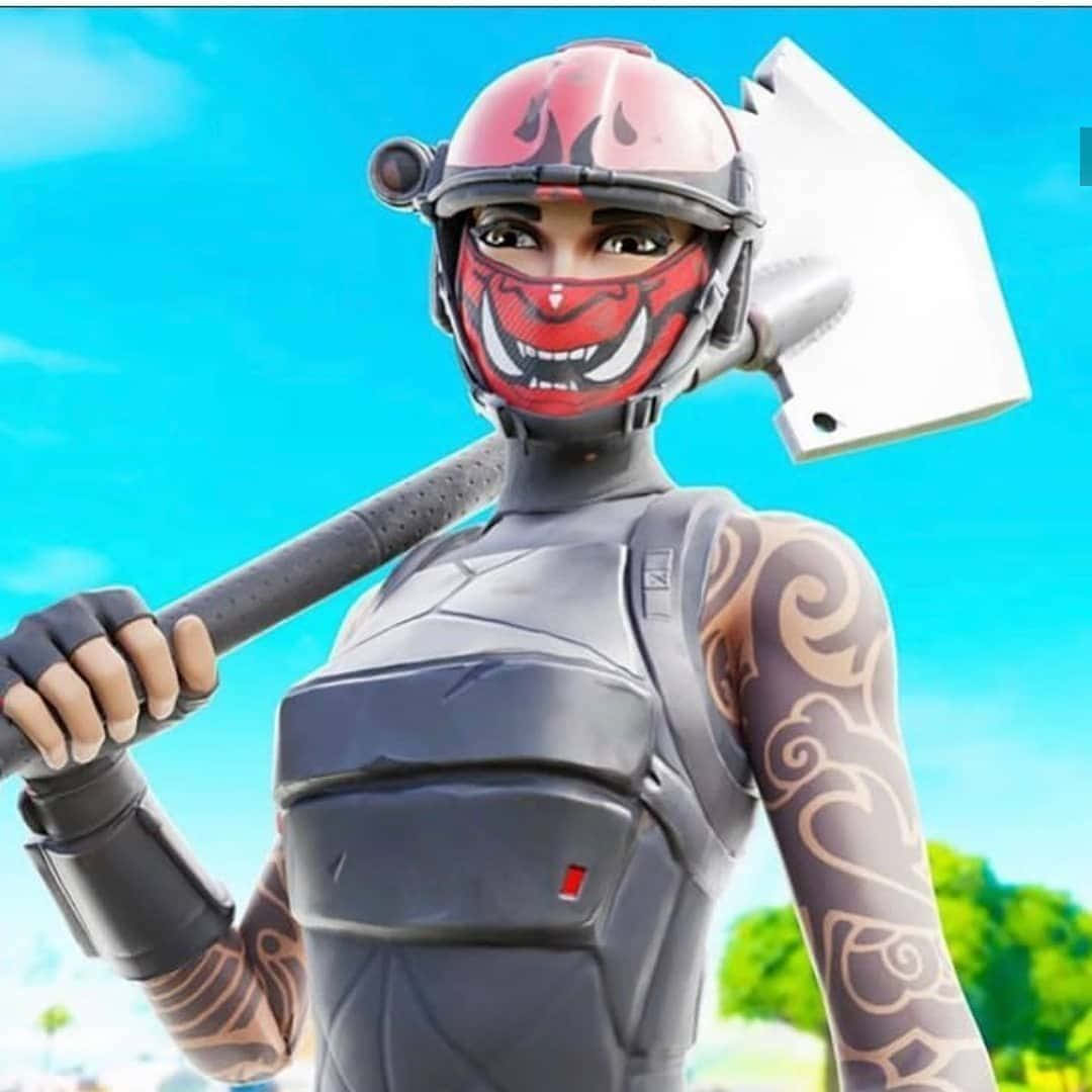 Shovel 桌布 壁紙 — 一個Fortnite角色戴著紅色火焰頭盔和灰色盔甲，在明亮的藍天下拿著白色鎬。