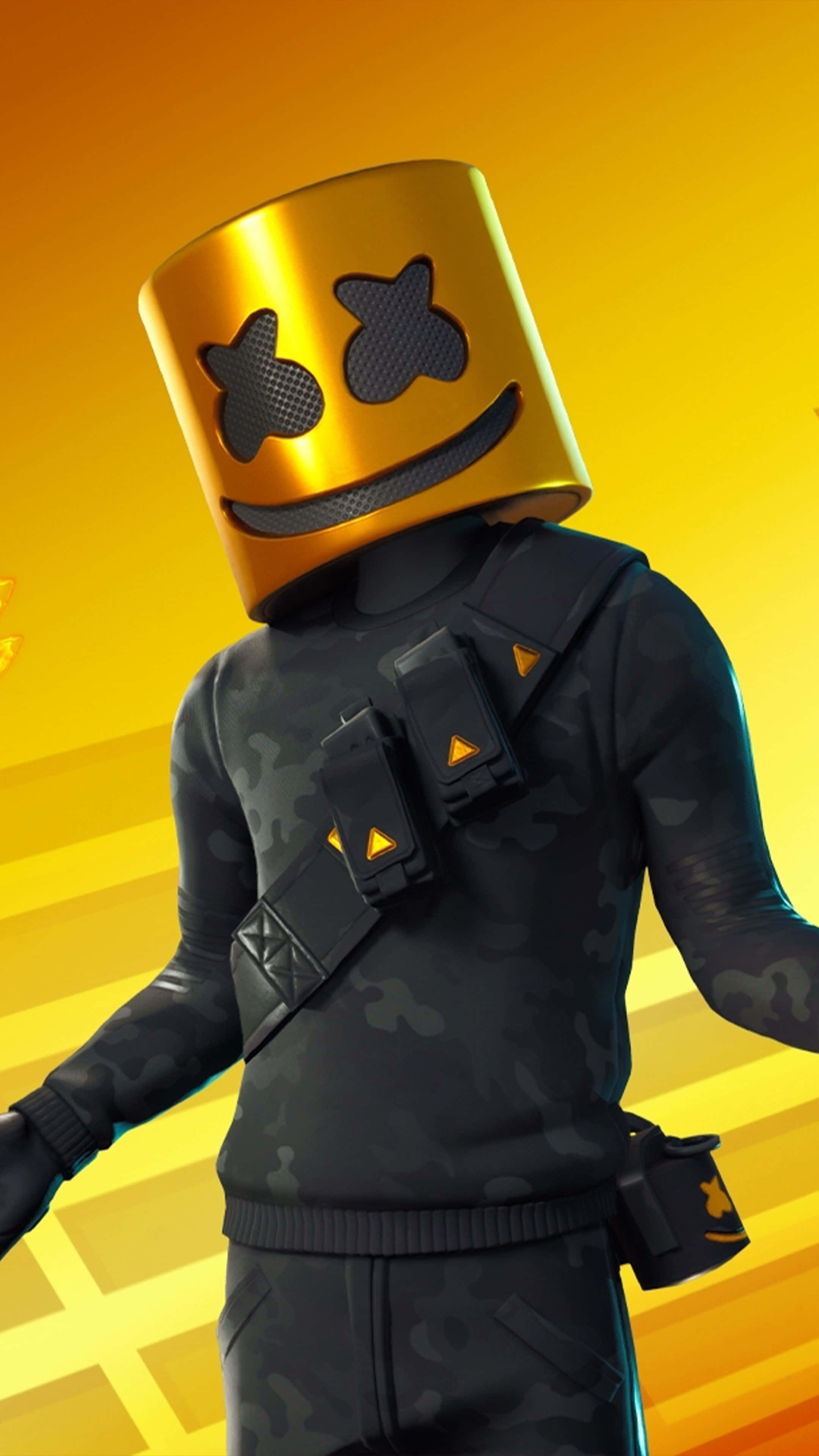 Fortnite 桌布 壁紙 — 一個Fortnite角色戴著金色棉花糖頭盔和黑色迷彩裝備，站在鮮豔的黃色漸變背景前。