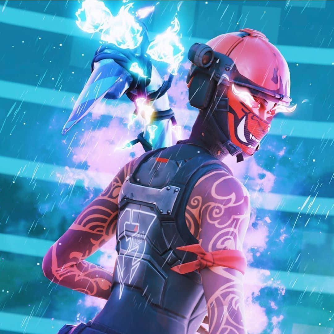 Fortnite Manic Skin 桌布 壁紙 — 一個Fortnite角色手持發光藍色能量武器，戴著紅色頭盔，站在下雨的霓虹燈城市環境中。
