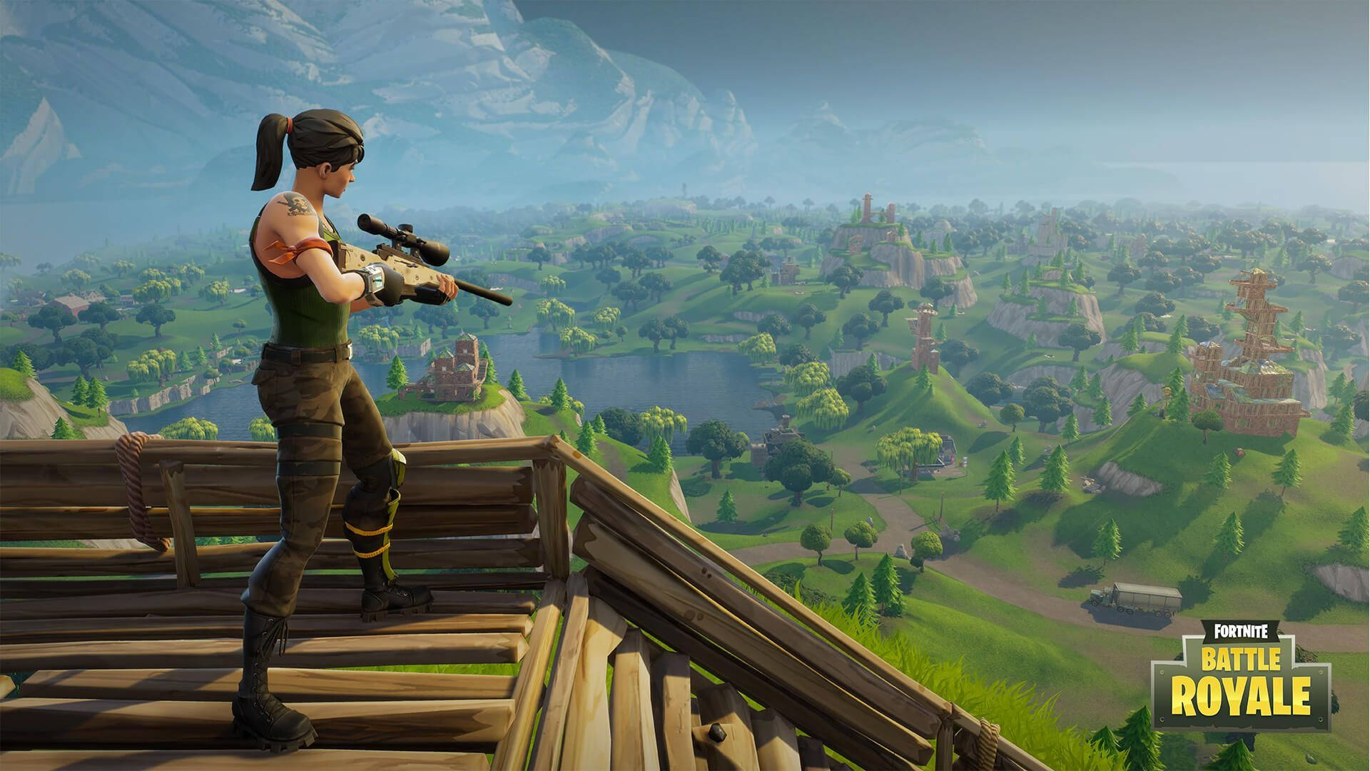 Fortnite 桌布 壁紙 — 一個Fortnite角色站在木製瞭望台上，用狙擊步槍瞄準一個有湖泊和遠處山脈的廣闊綠色景觀。