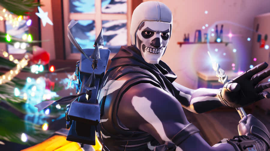 桌布 壁紙 — 一個Fortnite骷髏角色在一個節日房間裡，有亮燈的聖誕樹和發光的裝飾品。
