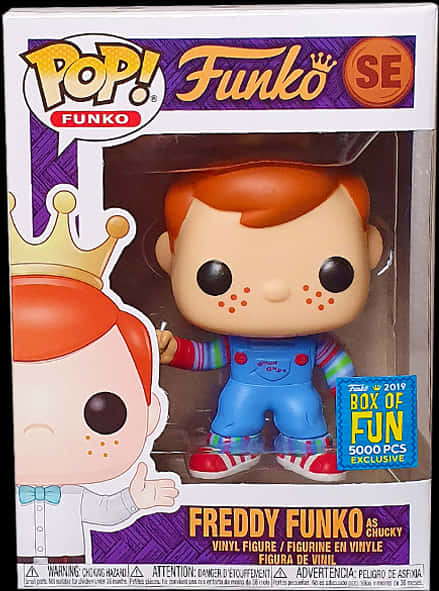 鬼娃恰吉 桌布 壁紙 — 一個Funko Pop! 的Freddy Funko扮演Chucky的乙烯基公仔，身穿藍色工裝褲，頭戴金色皇冠，放在收藏盒中。