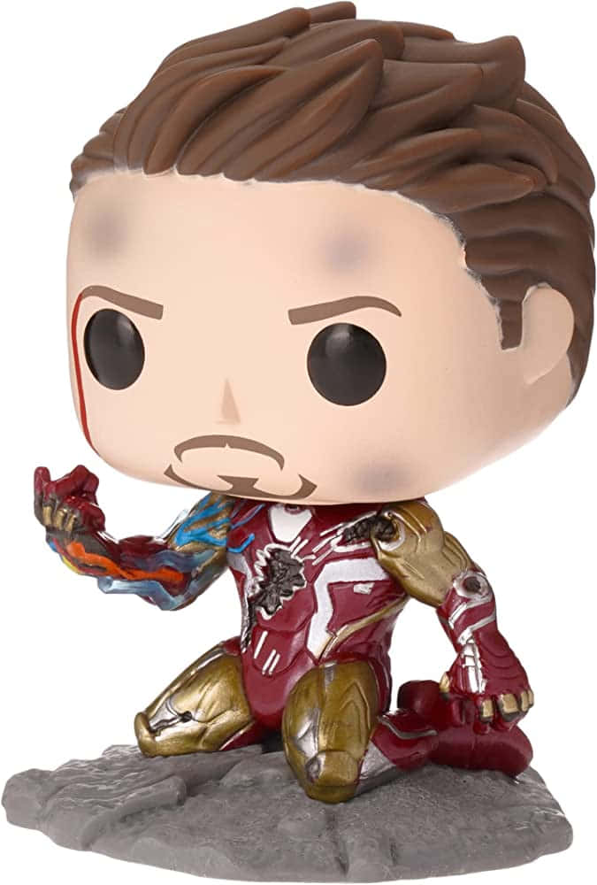 Iron Man Pop Figures 桌布 壁紙 — 一個Funko Pop鋼鐵人跪地，身穿破損戰衣，臉上帶有血痕。