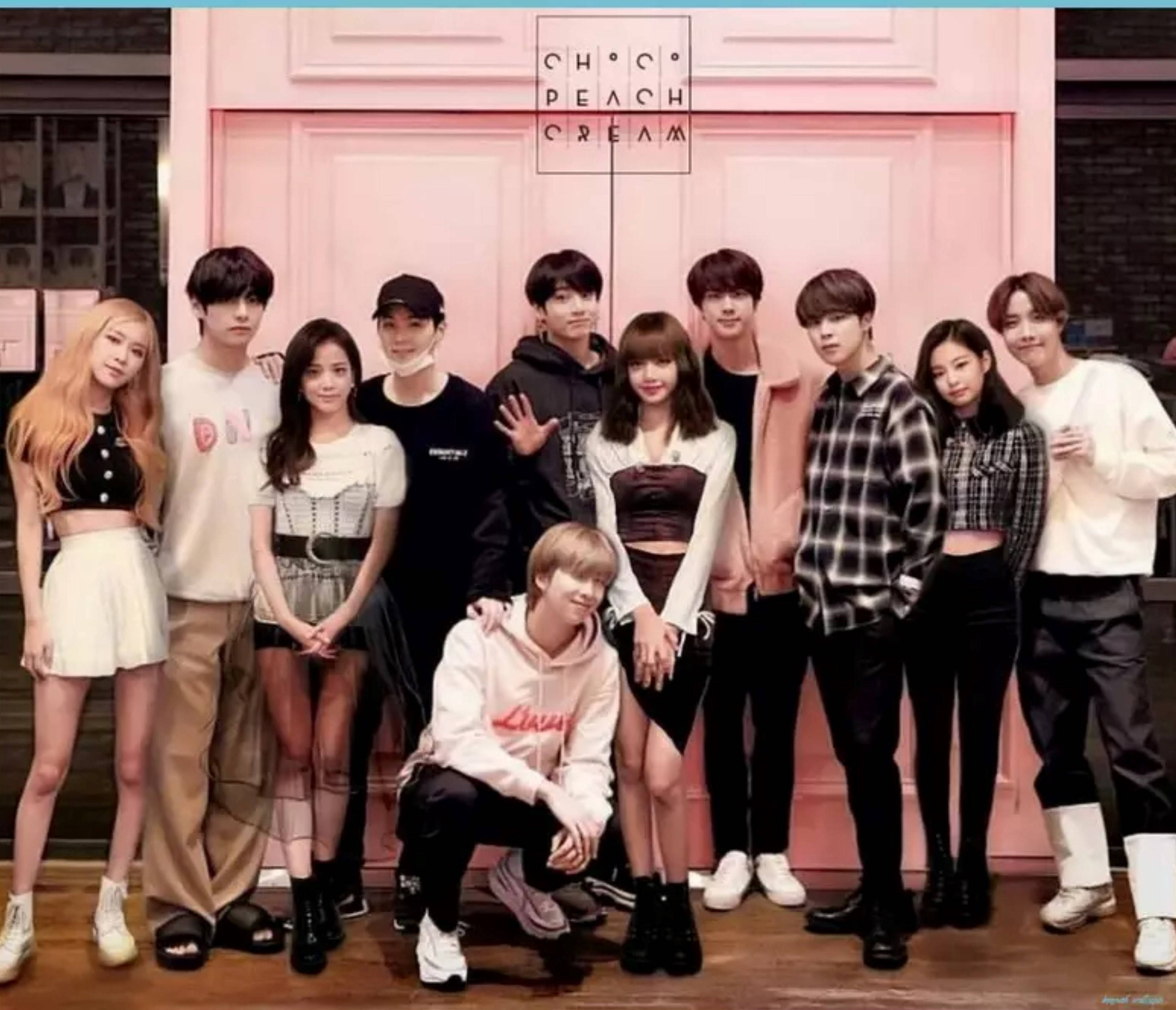 BTS 和 BLACKPINK 桌布 壁紙 — 一個K-pop團體在粉紅色門前擺姿勢，門上有'CHOC PEACH CREAM'標誌，穿著休閒時尚的服裝。