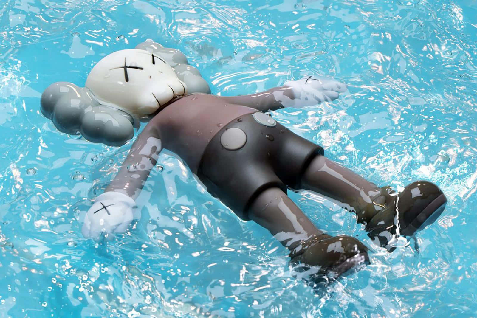 Kaws Holiday 桌布 壁紙 — 一個KAWS Companion公仔在清澈的藍色水面上仰浮，周圍有漣漪和氣泡。