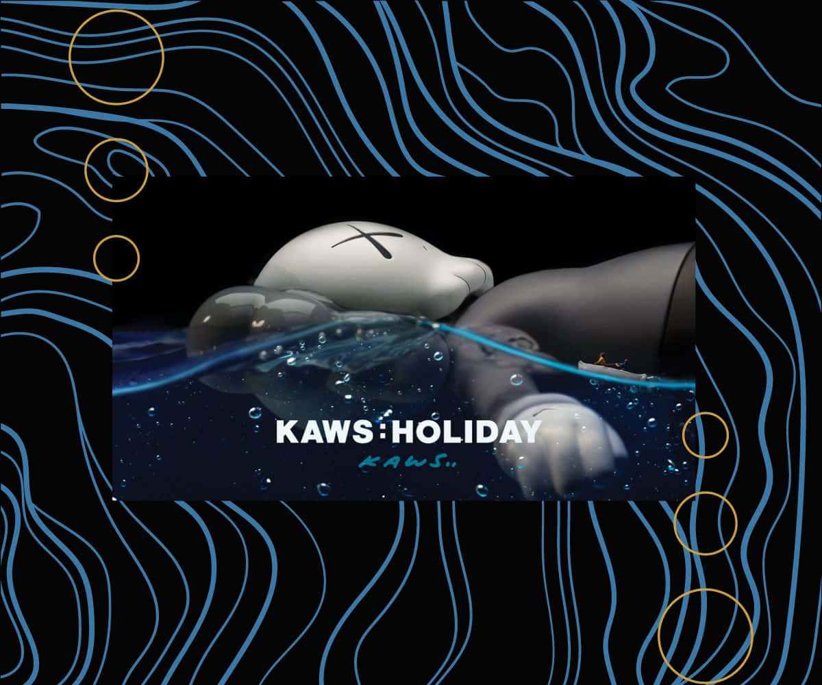 Kaws Holiday 桌布 壁紙 — 一個KAWS Holiday乙烯基公仔在黑色背景上，被藍色波浪線和金色圓圈包圍，在水底平靜地漂浮，有氣泡上升。