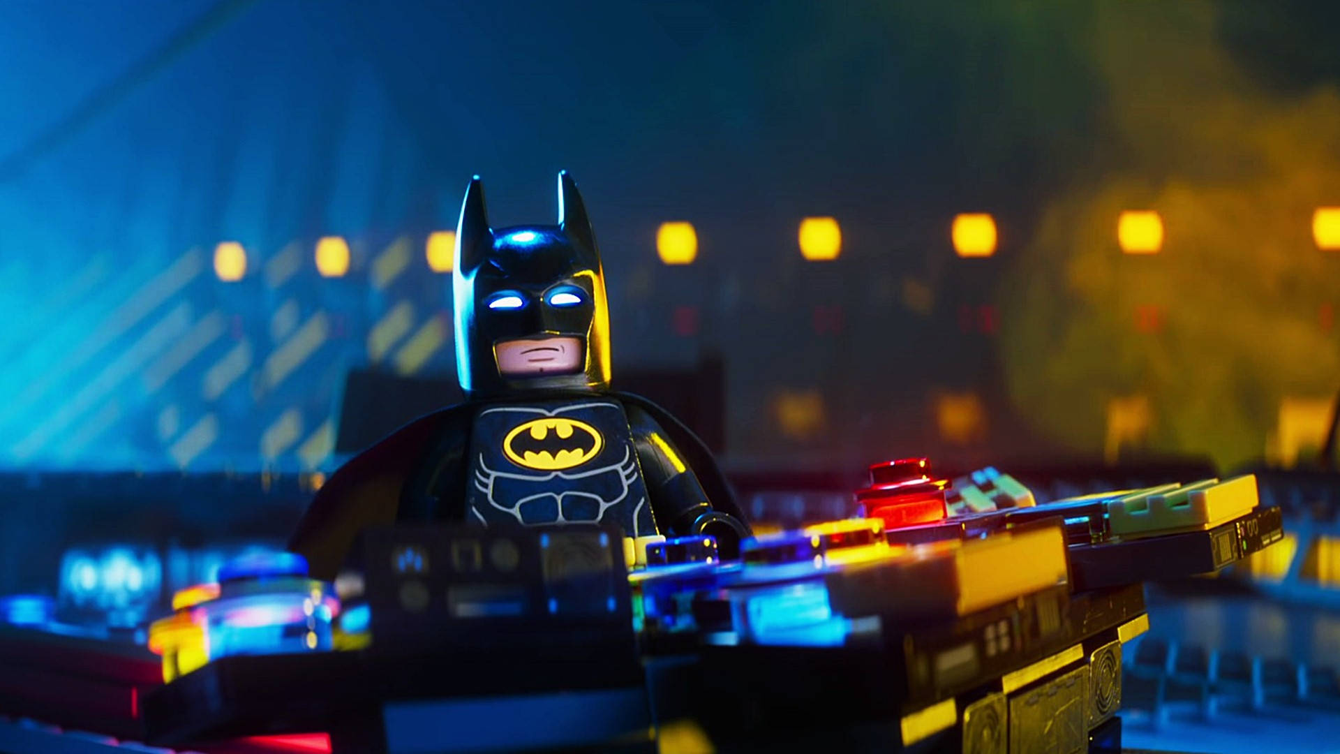 樂高 桌布 壁紙 — 一個LEGO Batman人偶站在昏暗的城市景觀中，有黃色燈光和藍色陰影。