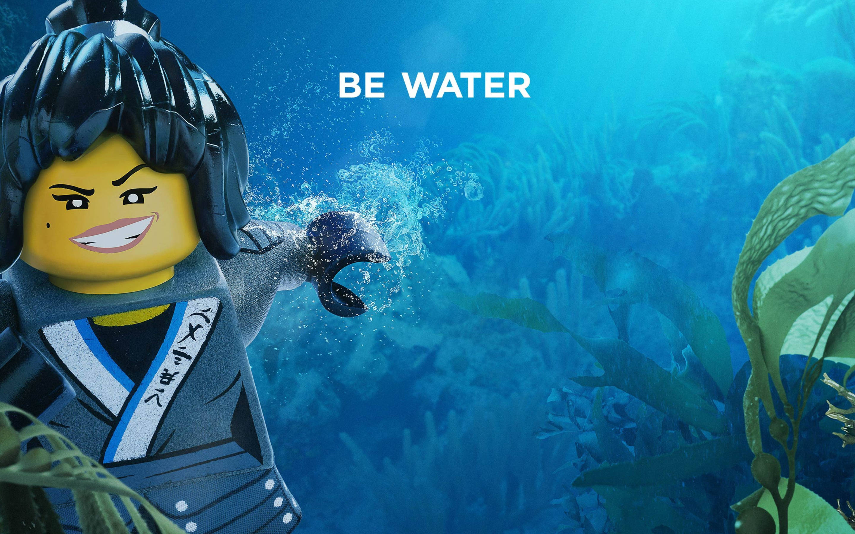 Ninjago 桌布 壁紙 — 一個LEGO忍者角色在藍色海洋中與珊瑚和海藻一起在水下游泳，水花四濺，文字寫著be water。