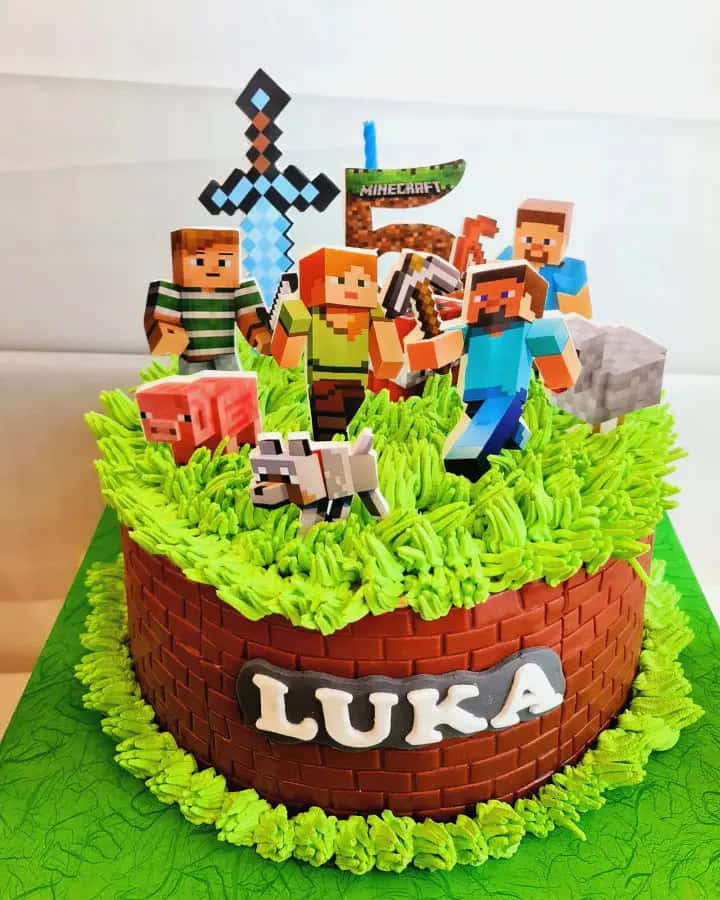 Minecraft Cakes 桌布 壁紙 — 一個Minecraft主題生日蛋糕，上面有像素化角色劍和羊，放在亮綠色草地糖霜上。