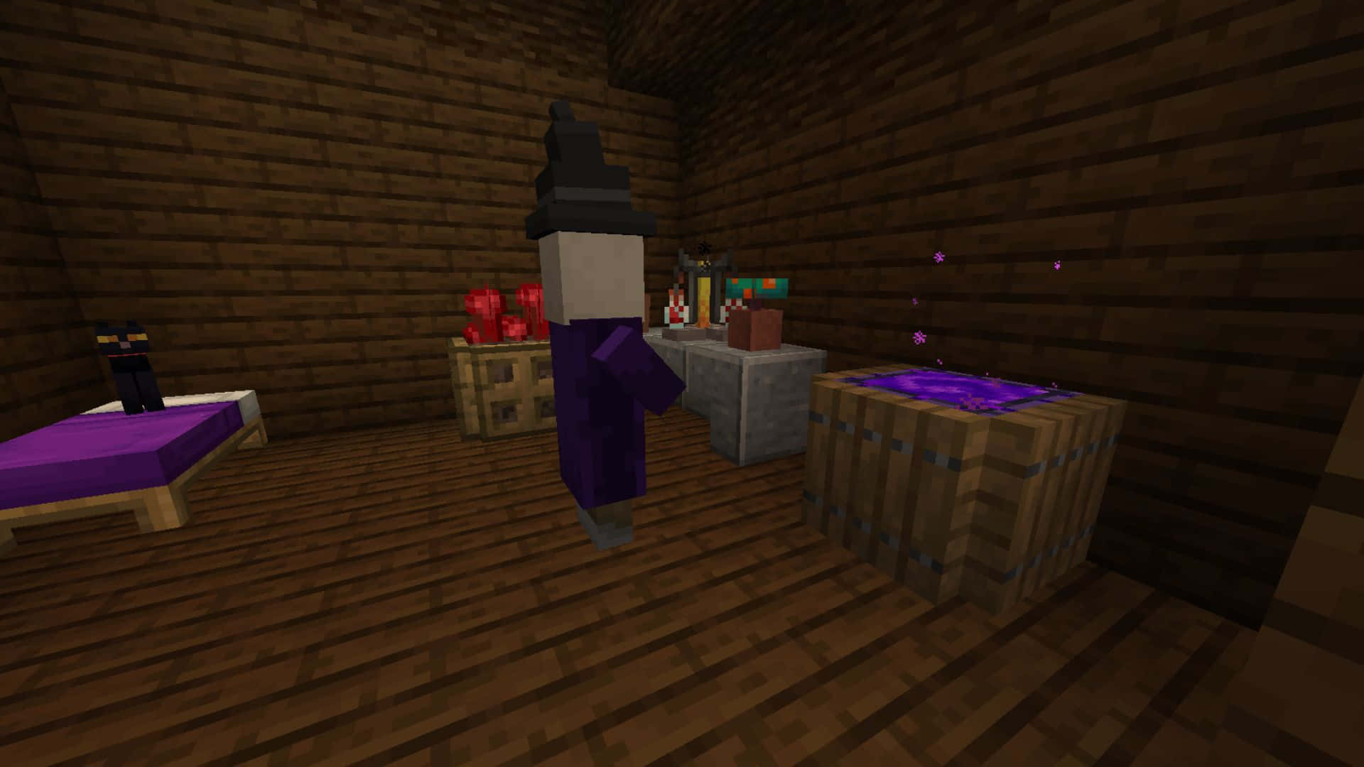 Minecraft Witch 桌布 壁紙 — 一個Minecraft女巫站在木屋裡，有一張紫色床、貓、火把和一個發出紫色粒子的釀造台。