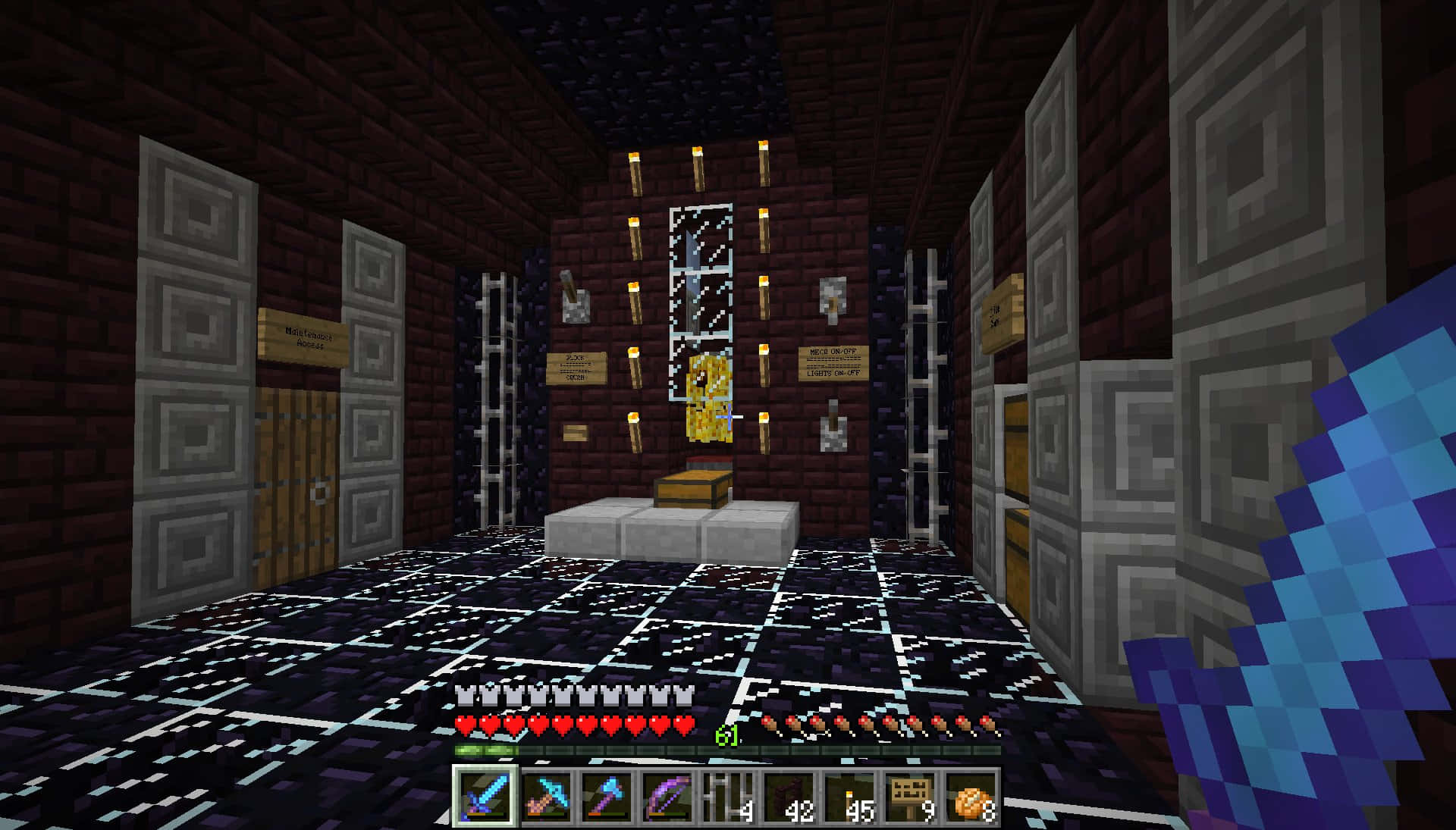 Minecraft Blaze Farming 桌布 壁紙 — 一個Minecraft玩家在光線昏暗、有火炬、石牆和發光寶箱的地牢中手持鑽石劍。