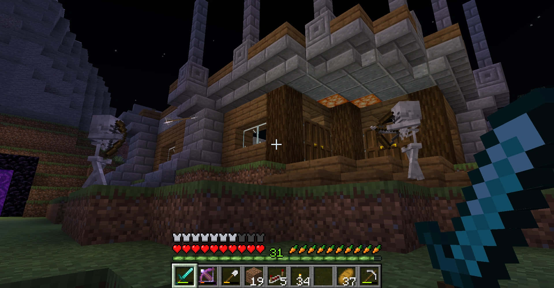 Minecraft Fight 桌布 壁紙 — 一個Minecraft玩家在夜晚於木屋附近手持鑽石劍，附近有石塔和骷髏。