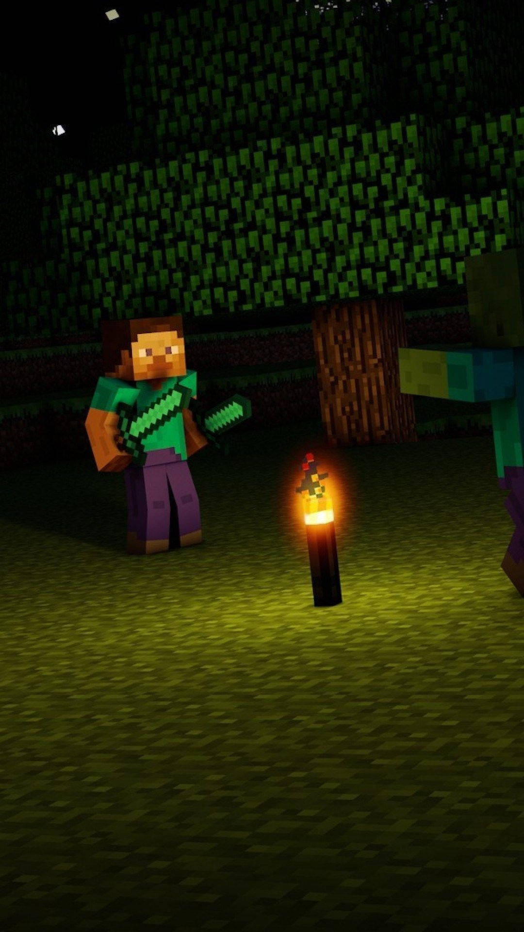 我的世界 史蒂夫 桌布 壁紙 — 一個Minecraft玩家夜晚站在像素化森林中，手持一把被火炬照亮的劍，火炬將溫暖的光投射在草地方塊上。