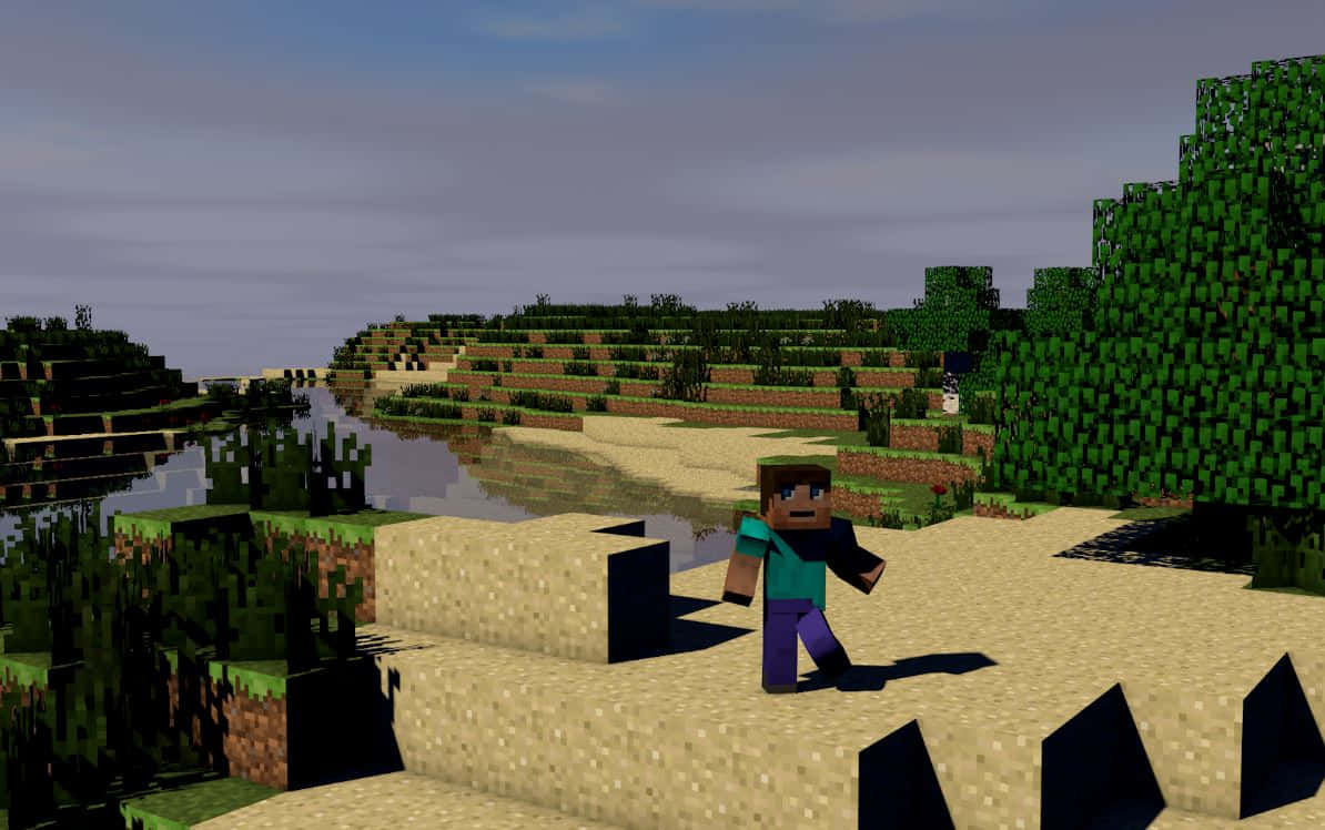 Minecraft Survival 桌布 壁紙 — 一個Minecraft角色在多雲天空下，在河邊的方塊沙地行走，旁邊有像素化的樹木和山丘。
