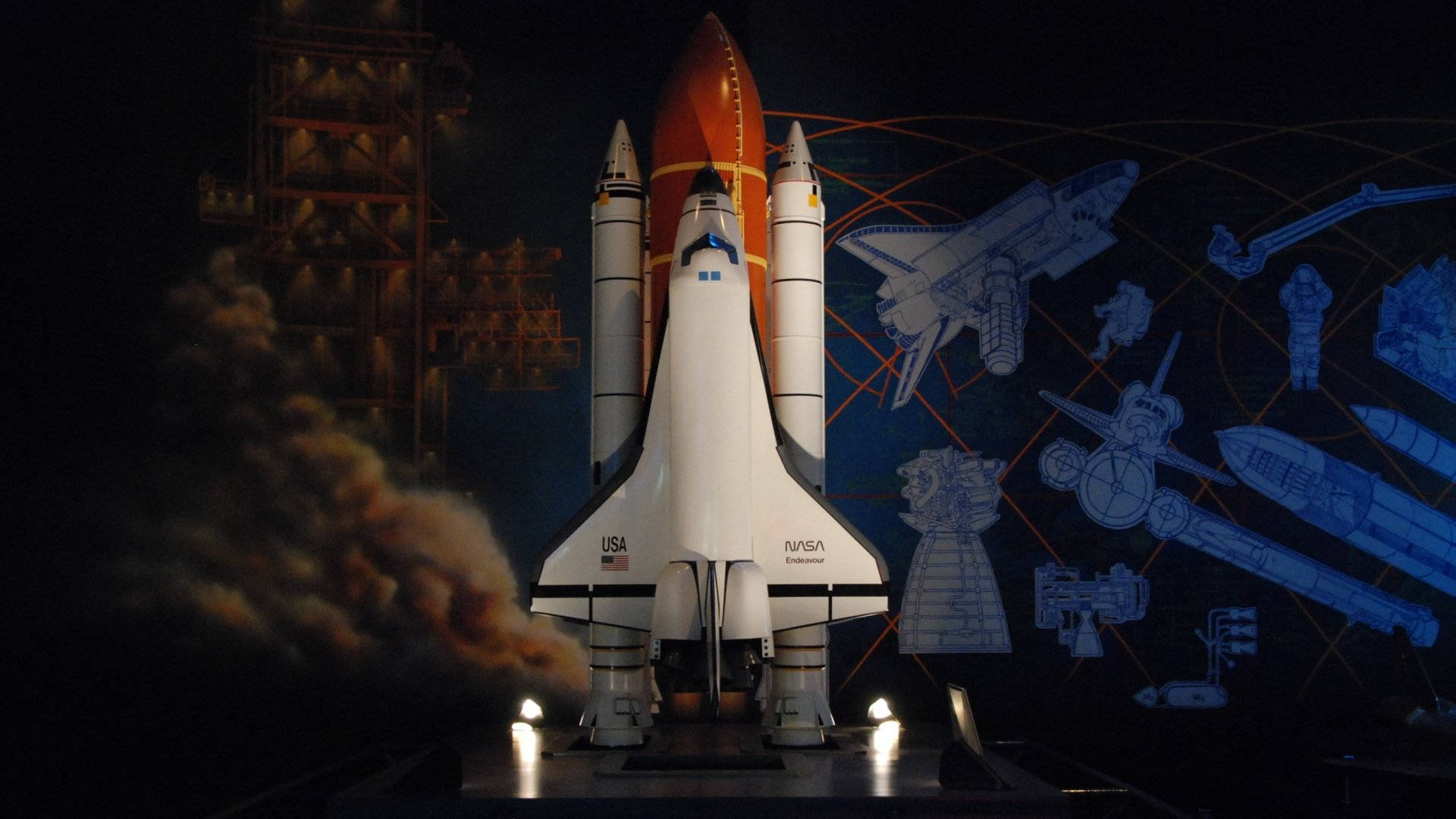火箭 桌布 壁紙 — 一個NASA太空梭模型展出，背後有煙霧效果和藍色工程圖紙投影。