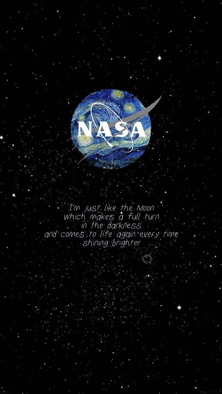 桌布 壁紙 — 一個NASA標誌疊加在一個藍色星球上，星球上有旋轉的黃色雲層，背景是繁星點點的黑色太空。