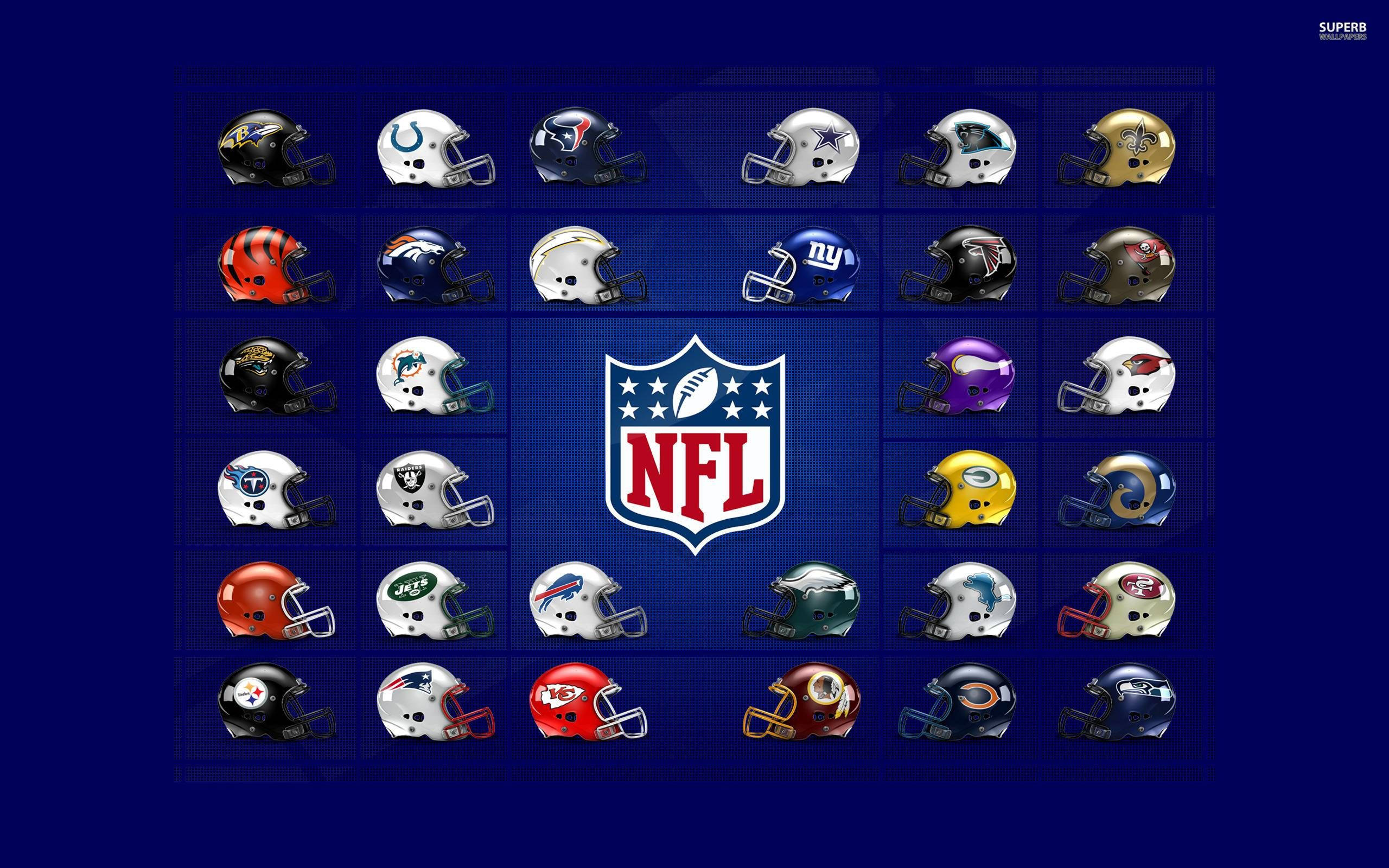 NFL Teams 桌布 壁紙 — 一個NFL球隊頭盔的網格，圍繞著中央的NFL標誌排列在深藍色背景上。