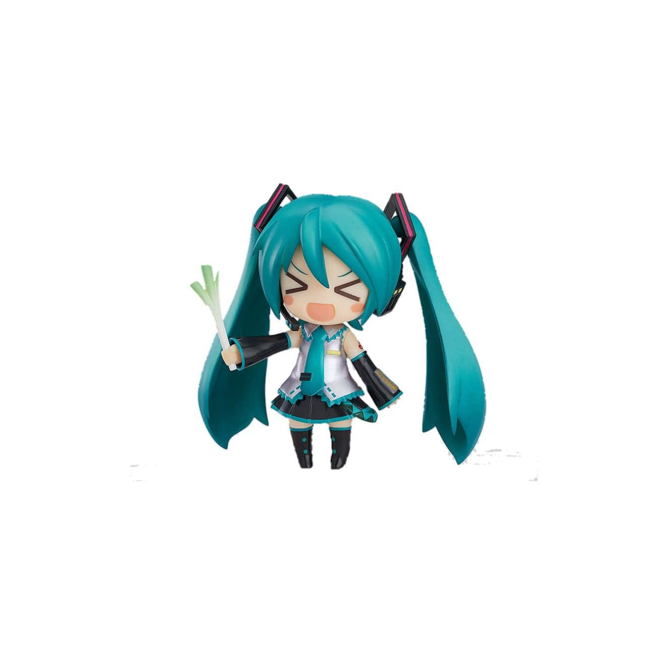 初音未來 桌布 壁紙 — 一個Q版初音未來公仔，擁有藍綠色雙馬尾和耳機，在純白背景前拿著一根蔥。
