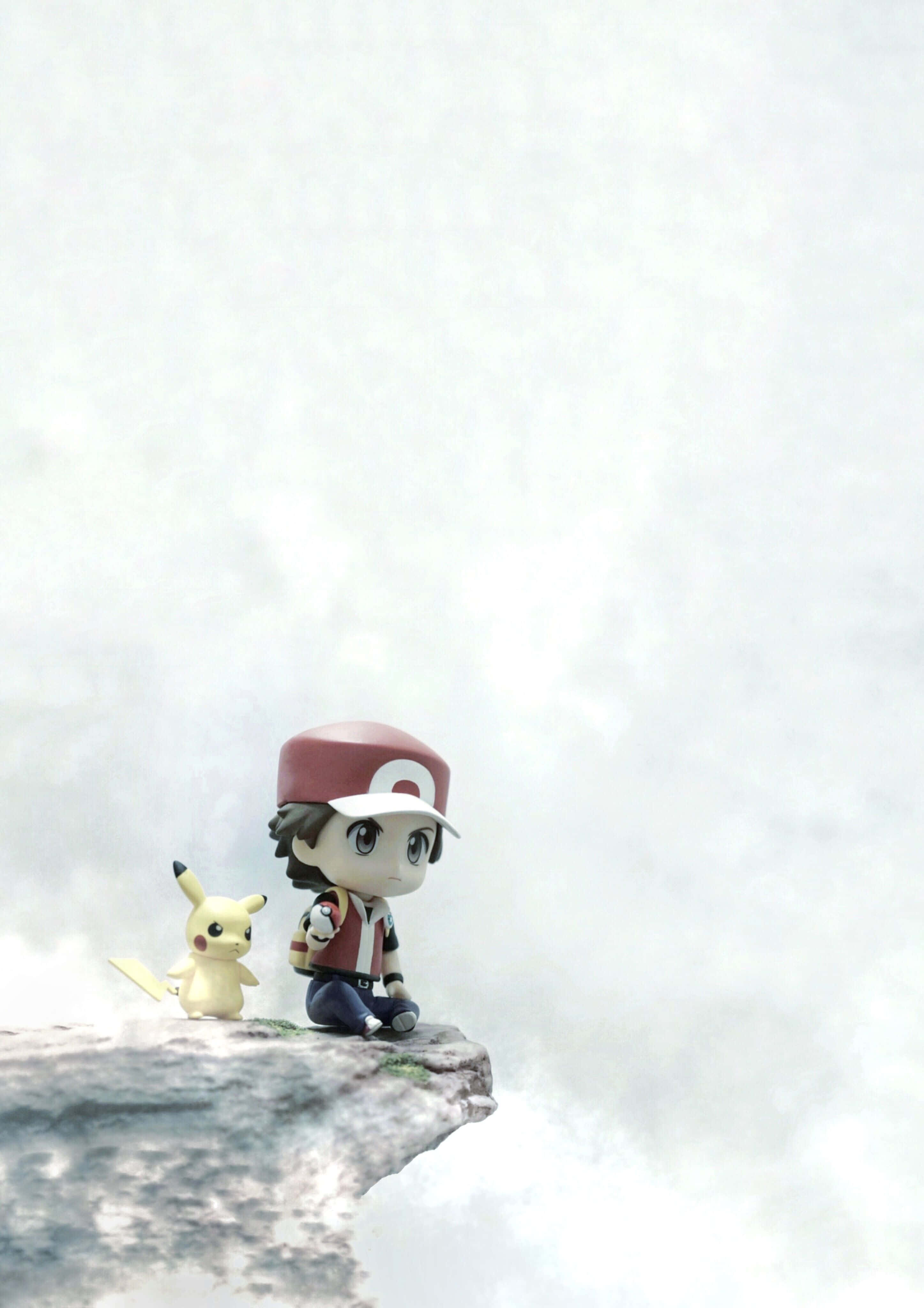 Pokemon Figures 桌布 壁紙 — 一個Q版風格的寶可夢訓練家與皮卡丘一起坐在懸崖邊，俯瞰著迷霧籠罩的廣闊景色。