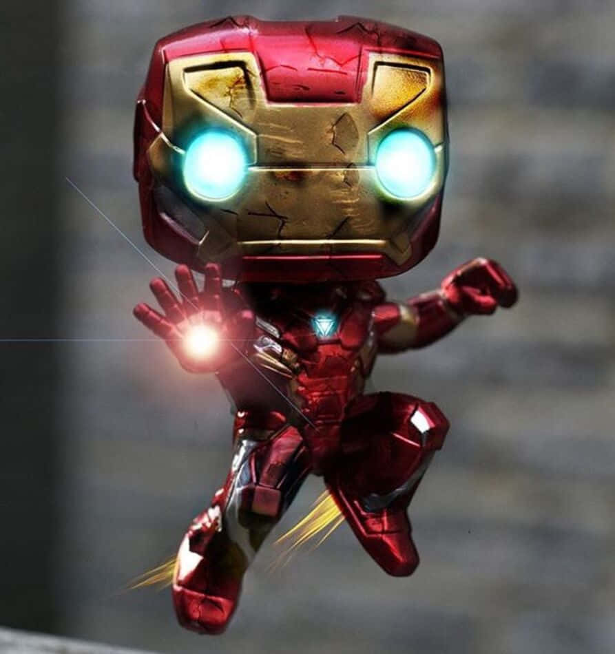Iron Man Pop Figures 桌布 壁紙 — 一個Q版風格的鋼鐵人公仔在半空中懸浮，眼睛發光並發出斥力炮。