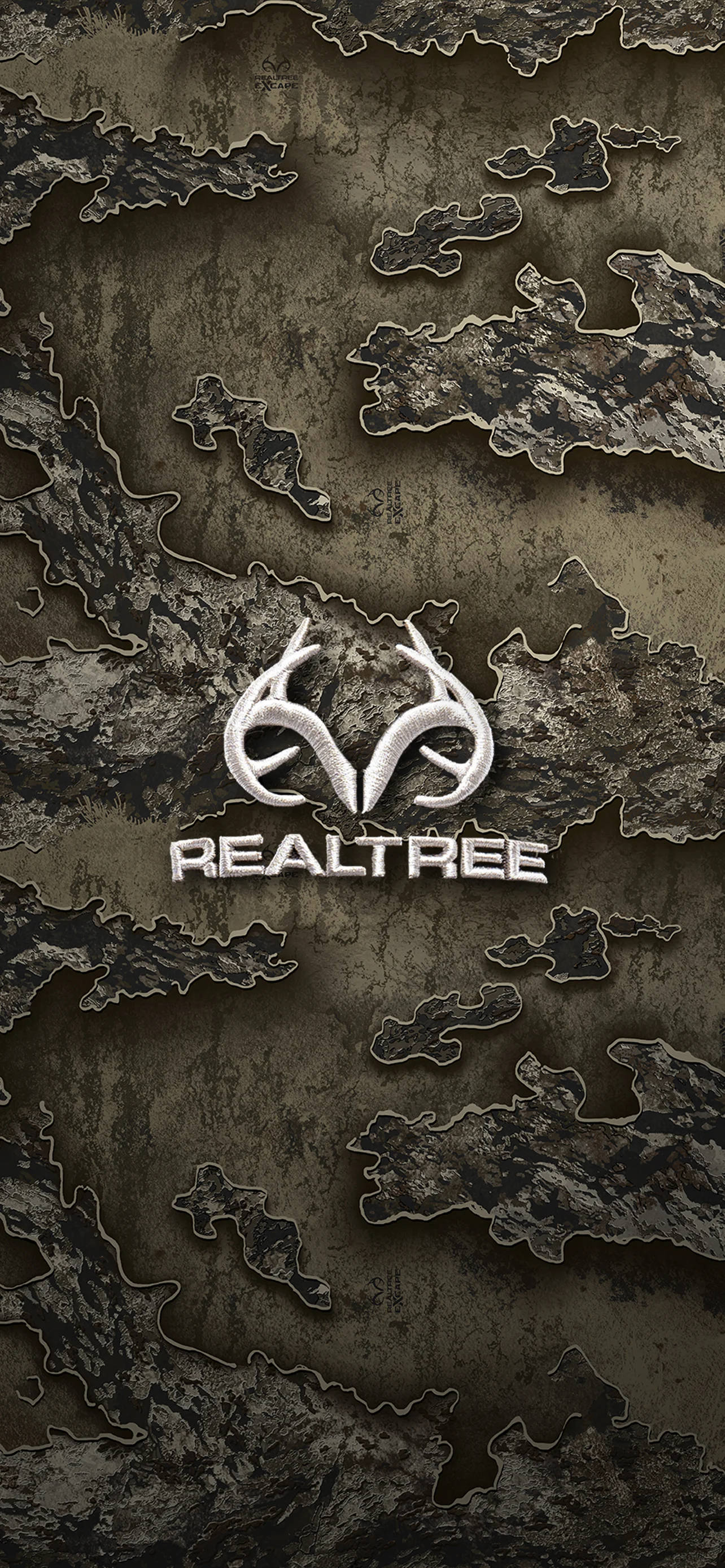 trees 桌布 壁紙 — 一個Realtree標誌，帶有銀色鹿角和文字，居中顯示在帶有紋理的大地色調迷彩背景上。