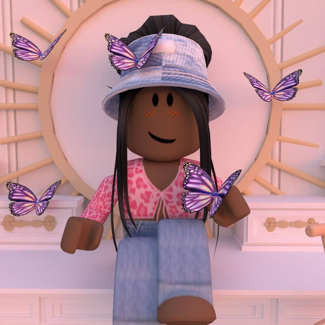 Roblox Aesthetic 桌布 壁紙 — 一個Roblox角色，長長的黑髮和藍色帽子，坐在紫色蝴蝶環繞的背景下，背景是陽光四射。