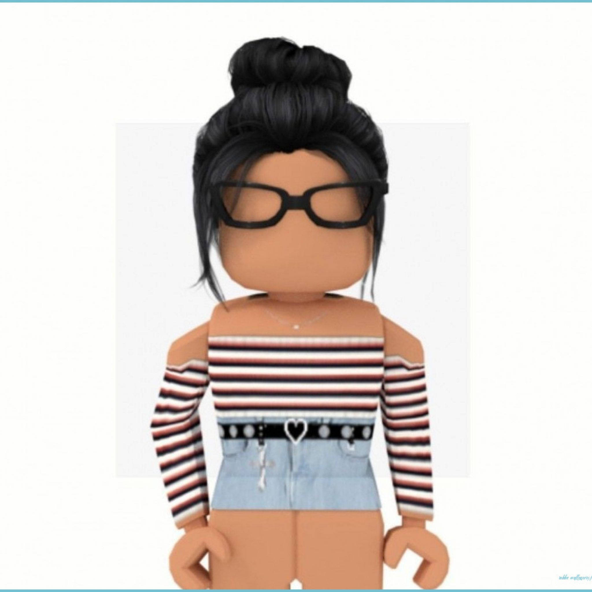 美學 Roblox 女孩 桌布 壁紙 — 一個Roblox角色，黑色頭髮盤成髮髻，戴眼鏡，穿著條紋露肩上衣和牛仔短褲。