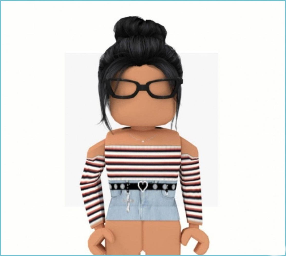 Roblox 桌布 壁紙 — 一個Roblox頭像，戴著黑色眼鏡和高髮髻，穿著條紋上衣和帶有心形皮帶扣的牛仔短褲。