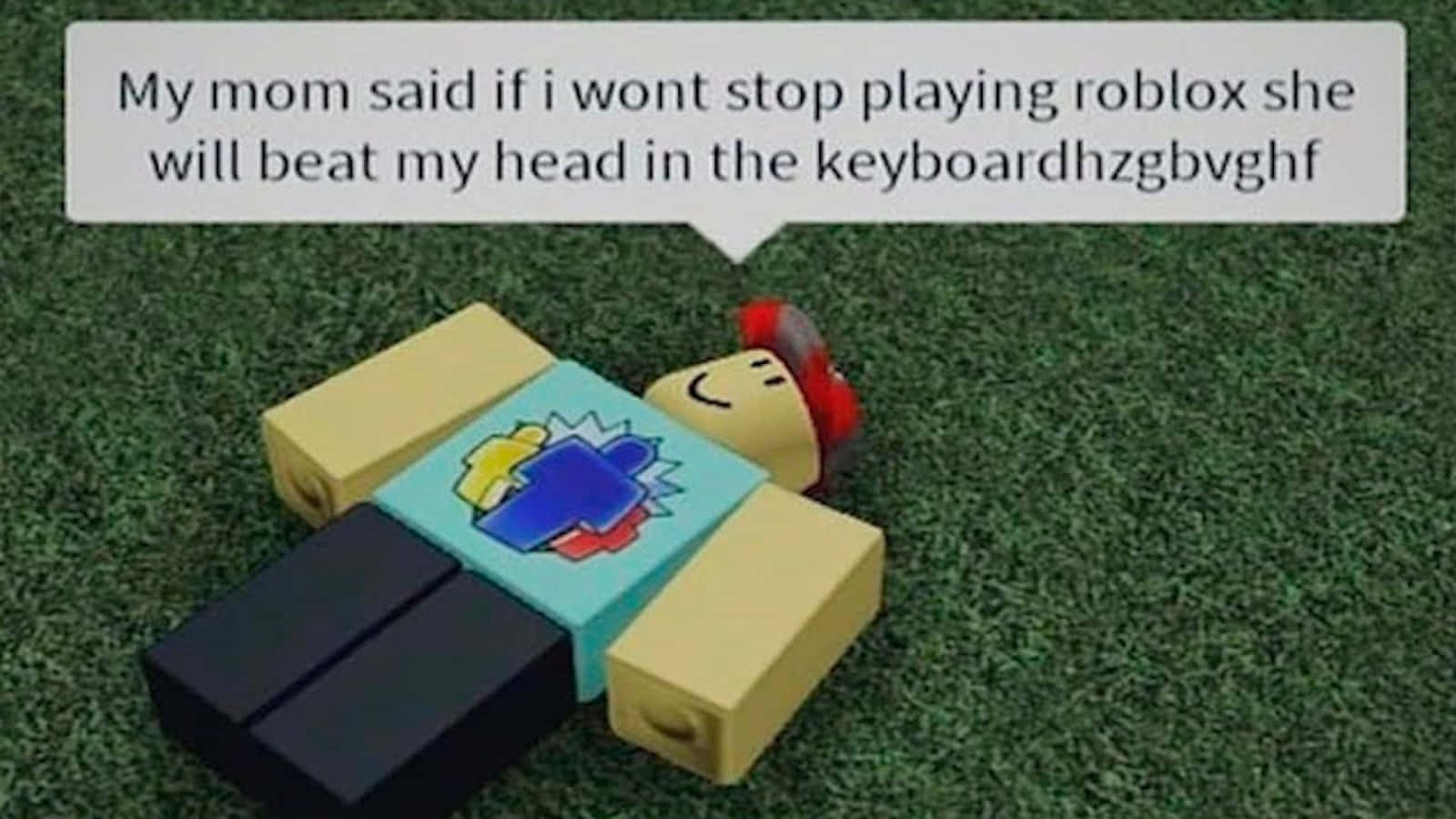 Roblox Boy 桌布 壁紙 — 一個Roblox頭像面朝下躺在綠色草地上，對話框寫著媽媽會用頭撞鍵盤。