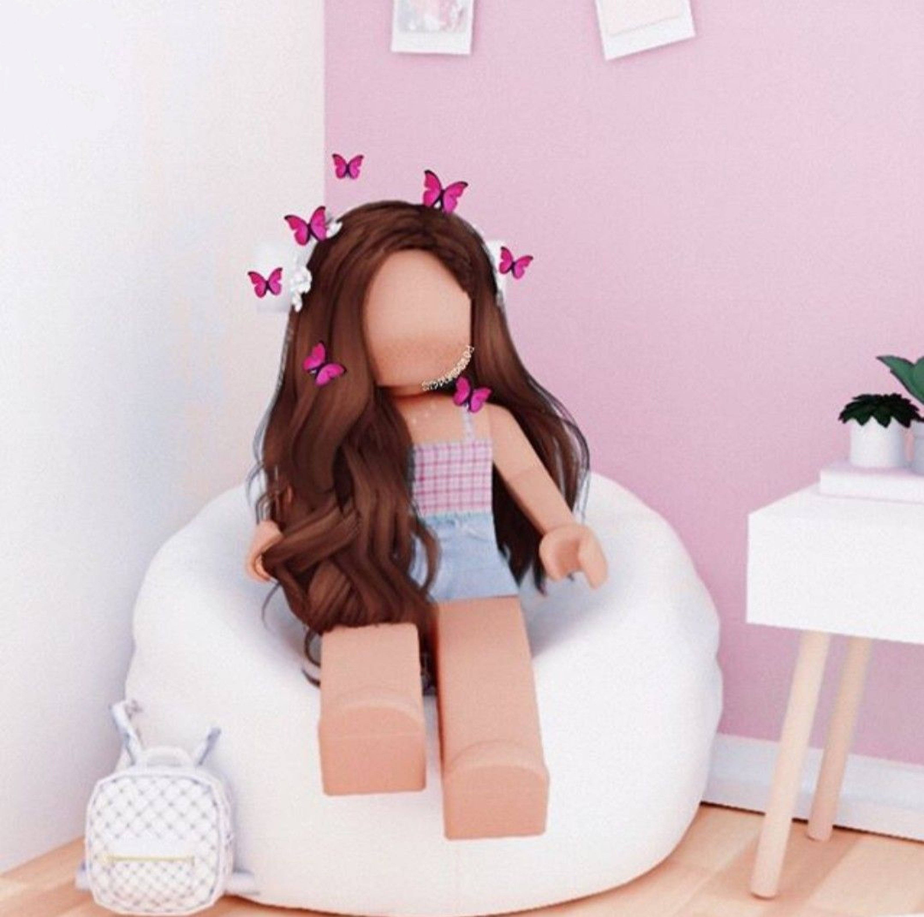 Roblox Girl 桌布 壁紙 — 一個Roblox風格、長長棕色頭髮、帶有粉紅色蝴蝶的洋娃娃，坐在粉紅色房間的白色豆袋椅上。