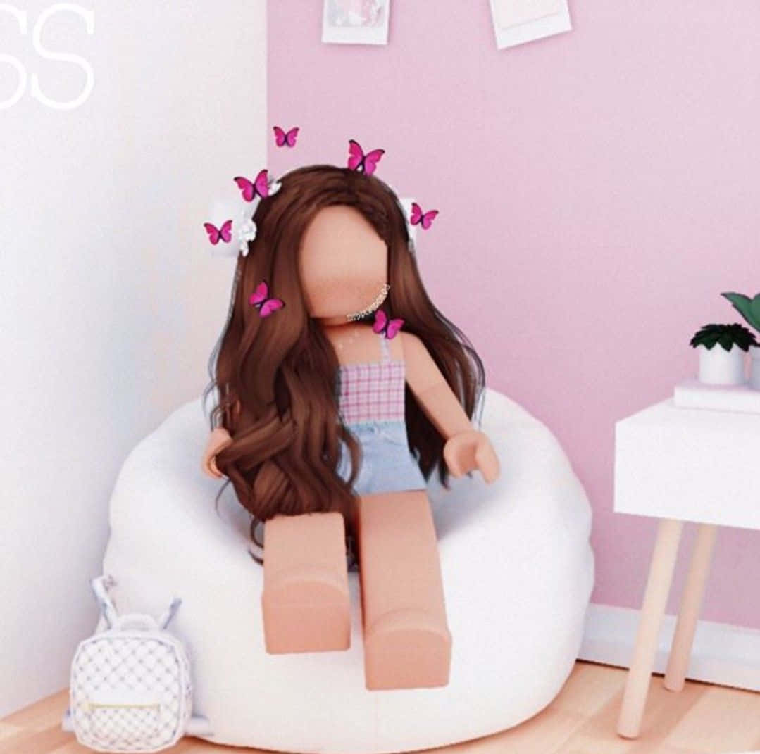 美學 Roblox 女孩 桌布 壁紙 — 一個Roblox風格的娃娃，有著長長的棕色頭髮和粉紅色蝴蝶，坐在一個白色豆袋椅上，在一個粉彩粉紅色的房間裡。