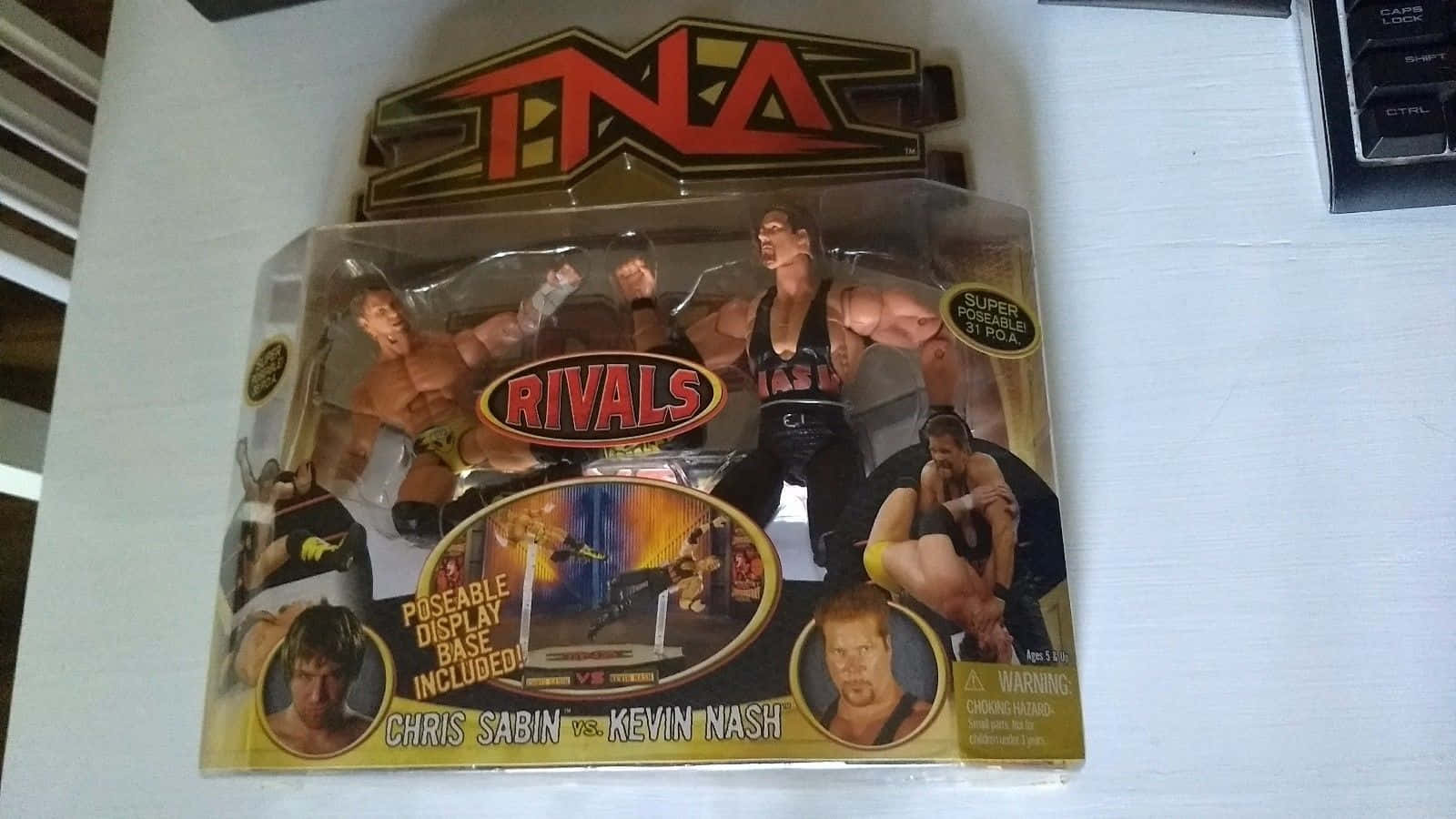 Fight 桌布 壁紙 — 一個TNA Rivals摔角動作人偶包， featuring Chris Sabin vs Kevin Nash 在白色表面上以動態姿勢呈現。