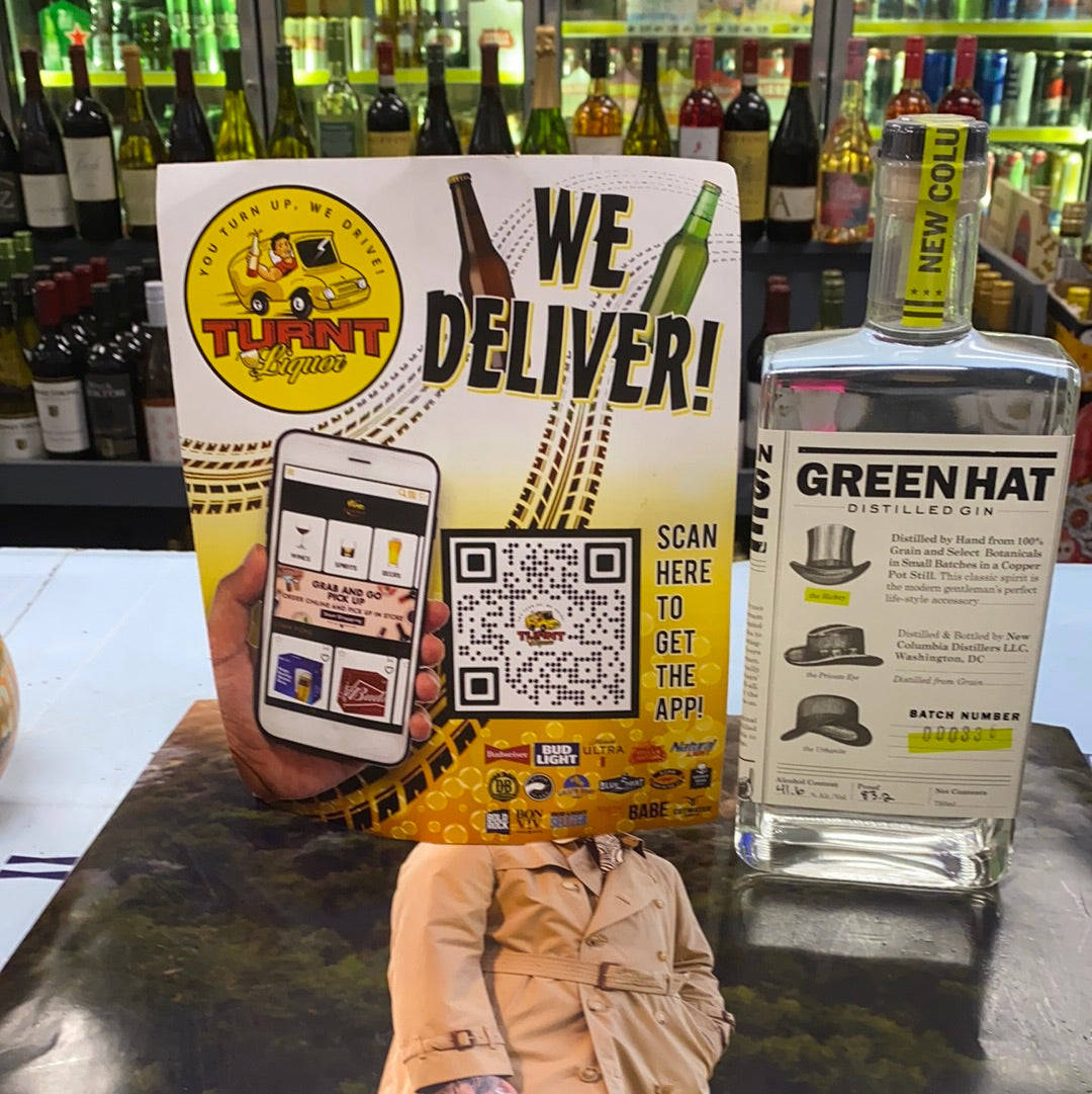 Gin 桌布 壁紙 — 一個Turnt Liquor的宣傳標誌，上面有QR碼宣傳送貨服務，放在酒舖反光枱面上的一瓶Green Hat Gin旁邊。