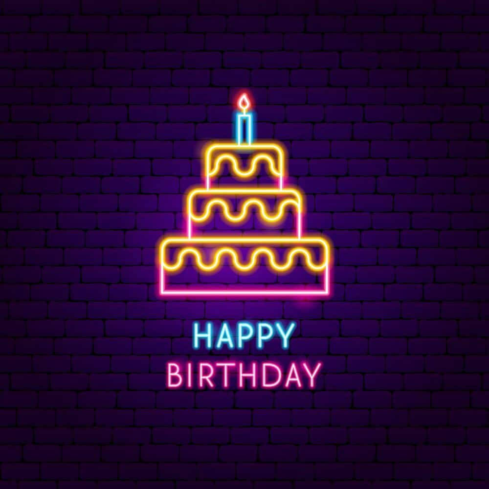 Happy Birthday Cake 桌布 壁紙 — 一個三層生日蛋糕的鮮豔霓虹招牌，點燃的蠟燭在深色磚牆上發光。