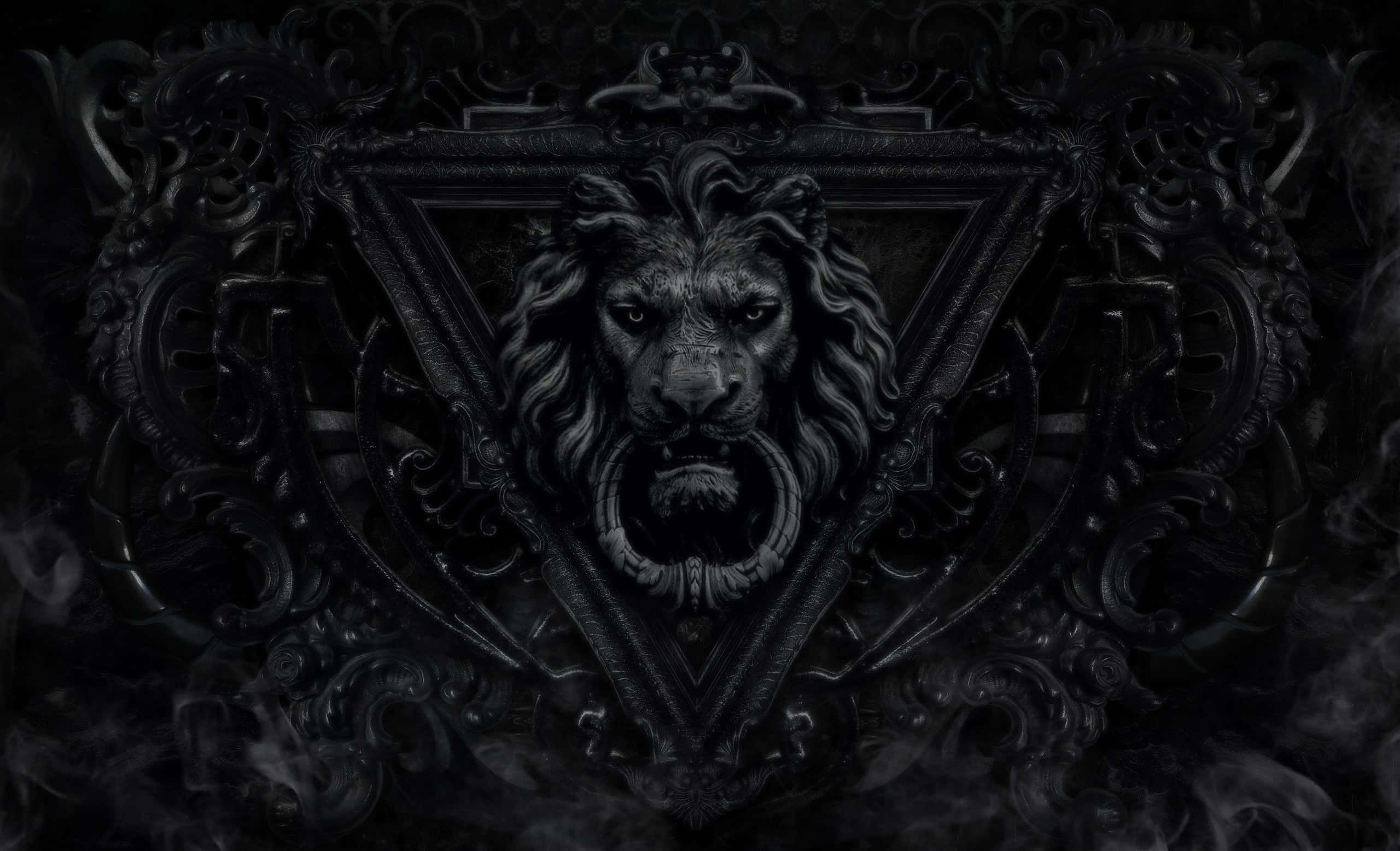 Gothic Aesthetic 桌布 壁紙 — 一個三角形紋章中的雄獅頭，周圍環繞著華麗的深色哥德式雕刻和旋轉的煙霧。