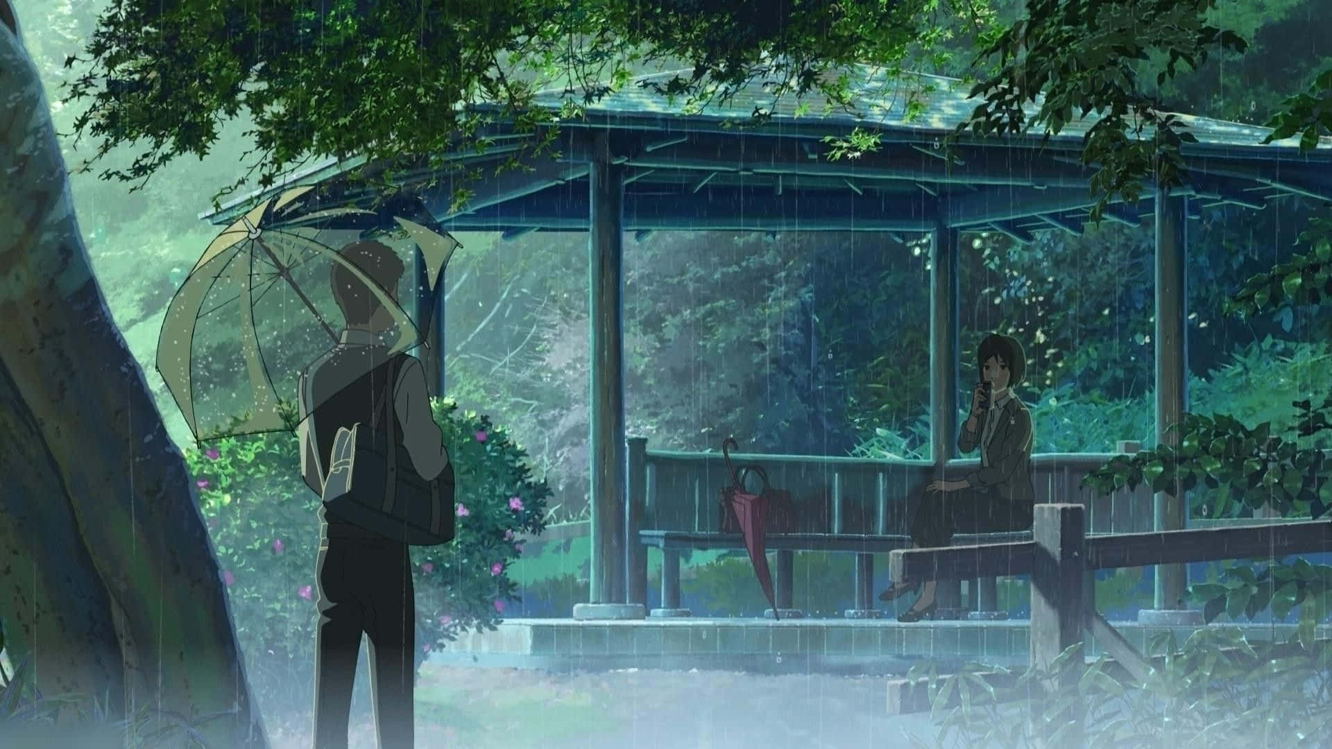 Raining 桌布 壁紙 — 一個下雨天的場景，一個人拿著雨傘站在木製涼亭附近，另一個人坐在裡面，周圍是茂密的綠植。