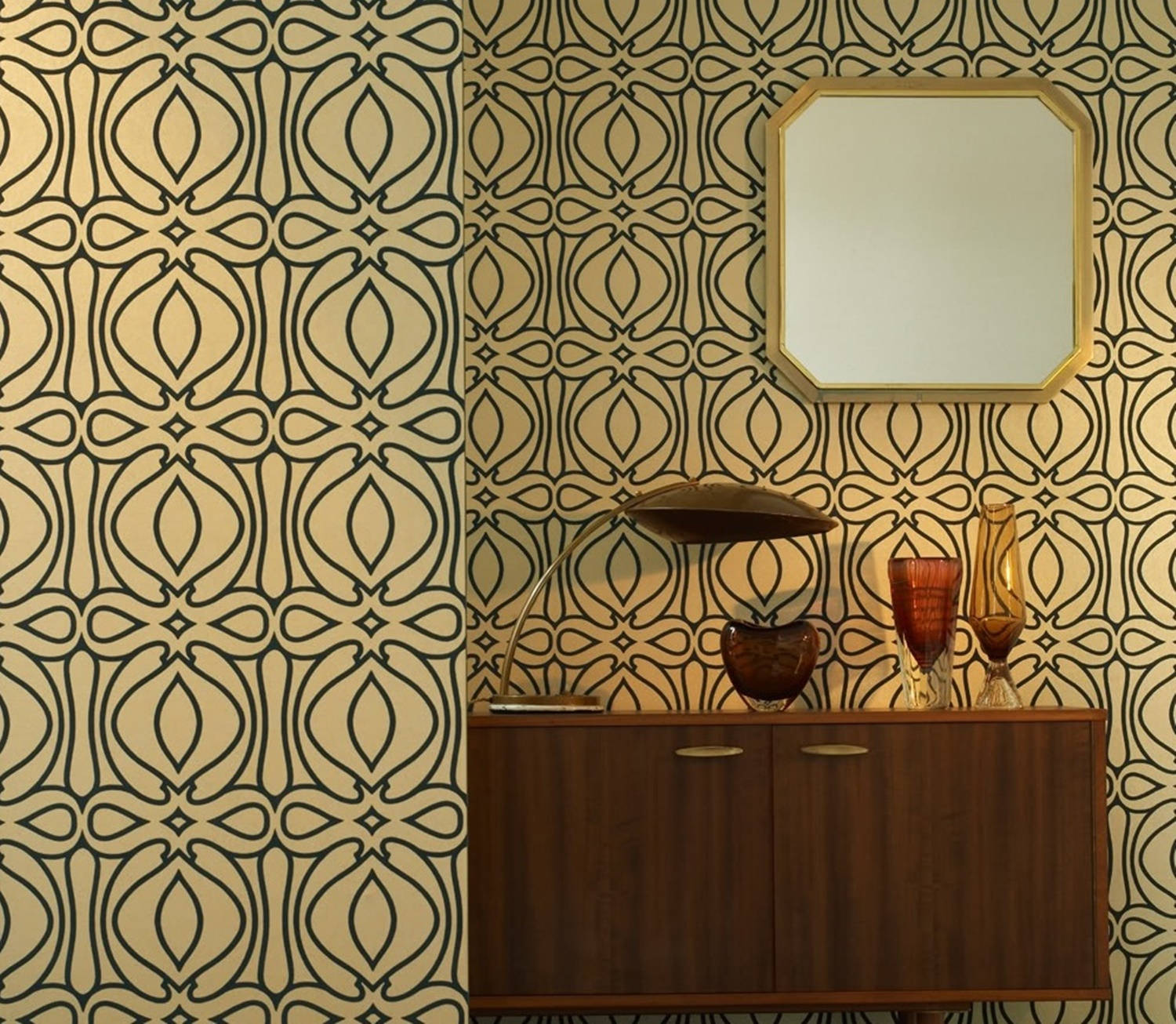 Interior Design 桌布 壁紙 — 一個中世紀現代風格的房間，設有一個木製櫥櫃，裡面有玻璃器皿和一盞燈，背景是鮮明的幾何圖案壁紙。