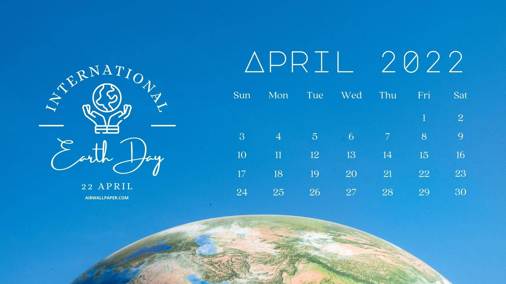 April 桌布 壁紙 — 一個乾淨的2022年4月日曆，地球日標誌漂浮在彎曲的地球景觀之上，背景是充滿活力的藍天。
